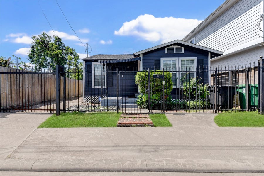 Property photo for 100 E 33rd Street, Houston, TX
