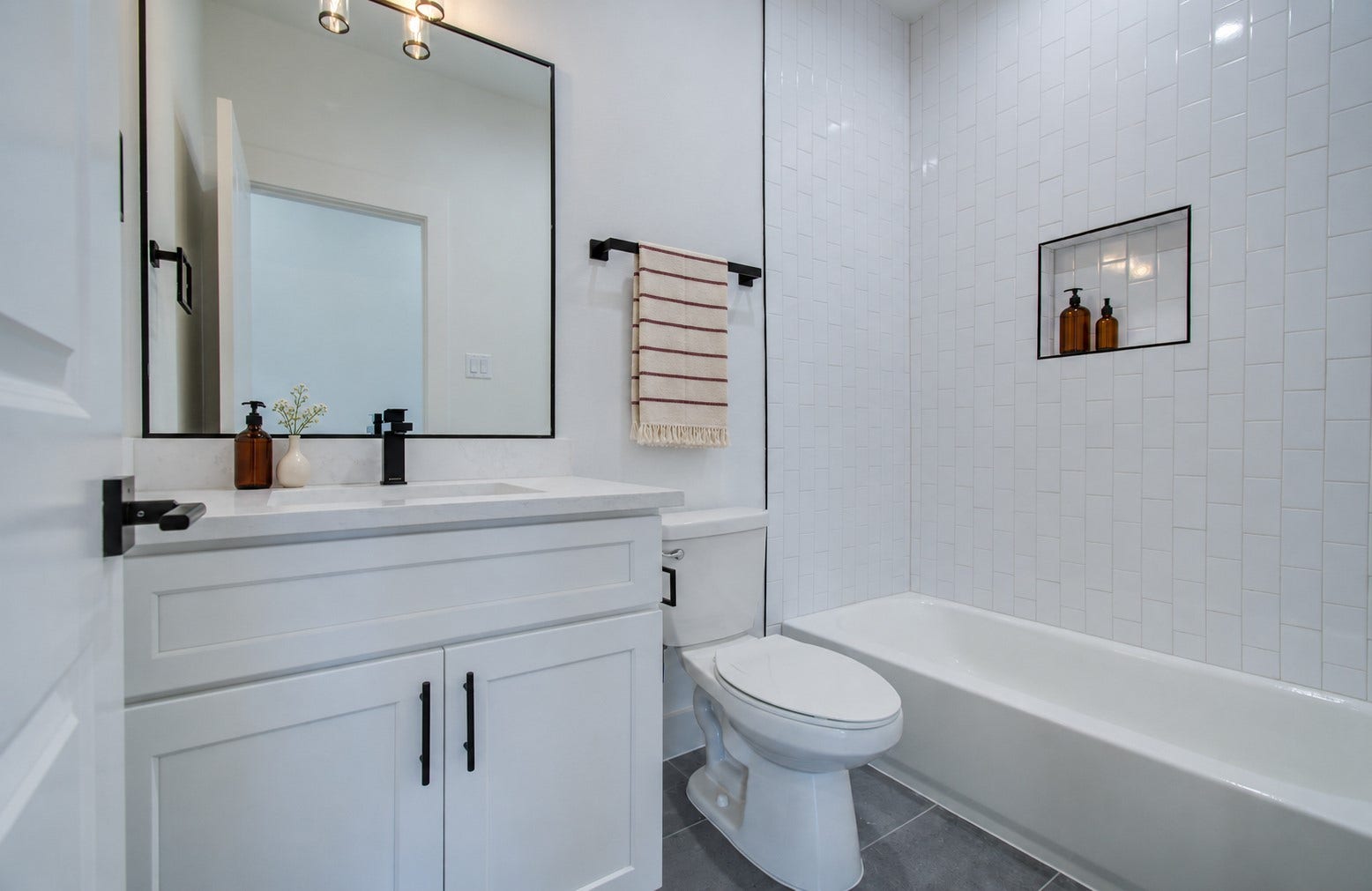 4425 Providence Street, Houston, TX 77020 A tiled tub-and-shower combination and vanity storage make the secondary bath a practical, comfortable part of the upstairs layout. Virtually staged.