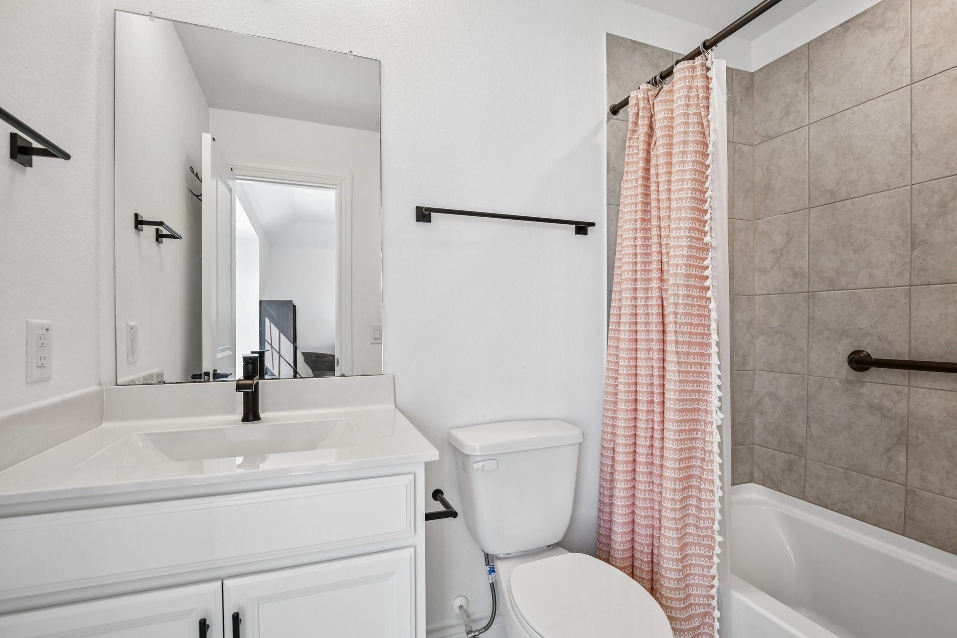24110 Hawthorn Breeze Way, Katy, TX 77493 Full secondary bath with tub and shower combination and clean neutral finishes