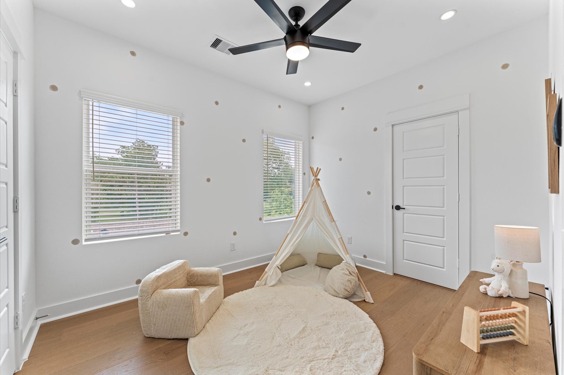 1009 Tuskegee Heights Lane, Houston, TX 77091 Versatile secondary bedroom on the first floor, thoughtfully staged as a home office yet adaptable to suit any lifestyle need. The space boasts warm natural light, neutral tones, and easy access to a shared Jack and Jill bathroom, adding both function and privacy.