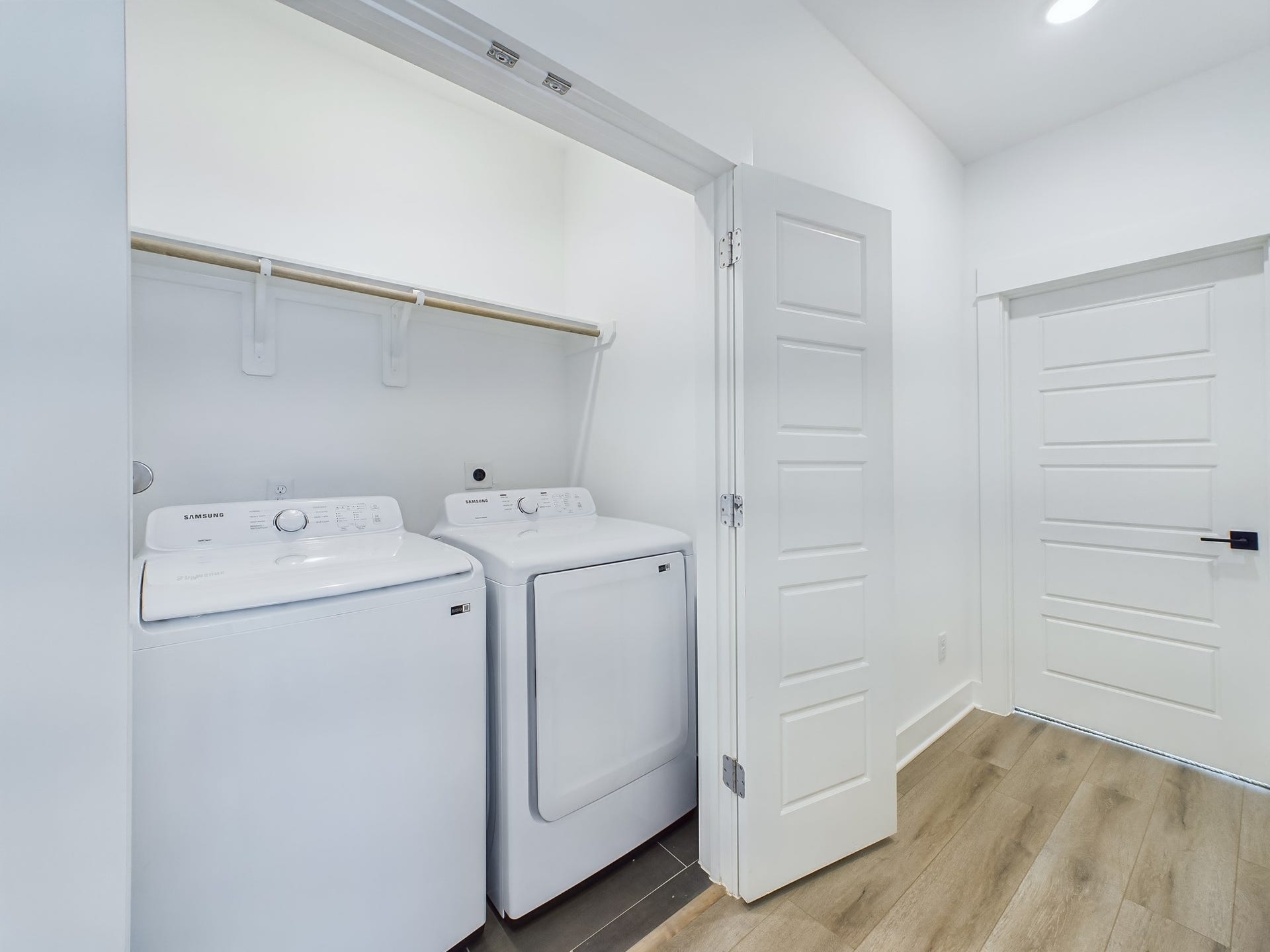 1009 Tuskegee Heights Lane, Houston, TX 77091 The laundry room is conveniently located on the second floor.