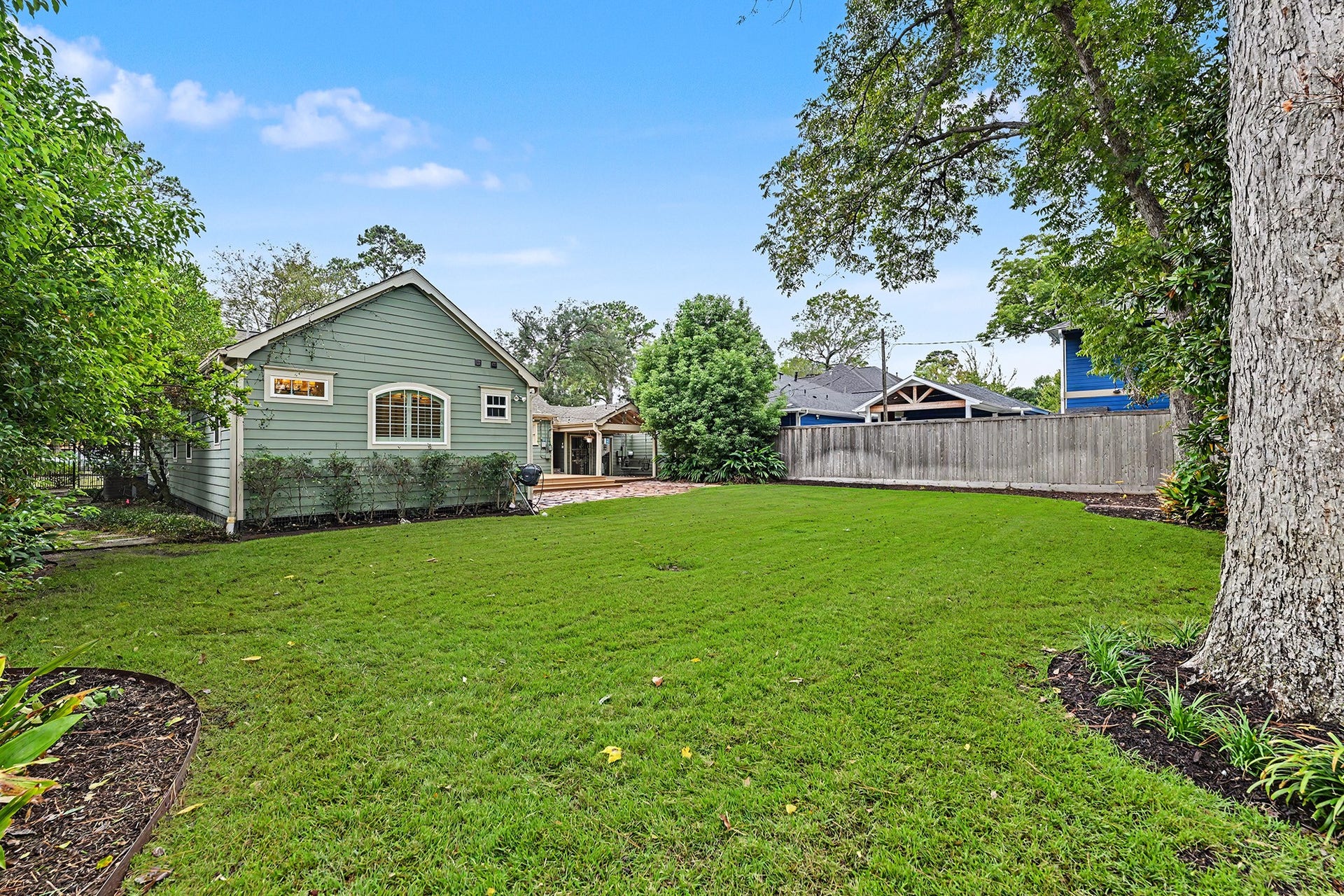 320 W 33rd Street, Houston, TX 77018 The expansive, fully fenced backyard offers plenty of room for pets, play, gardening or even a pool.