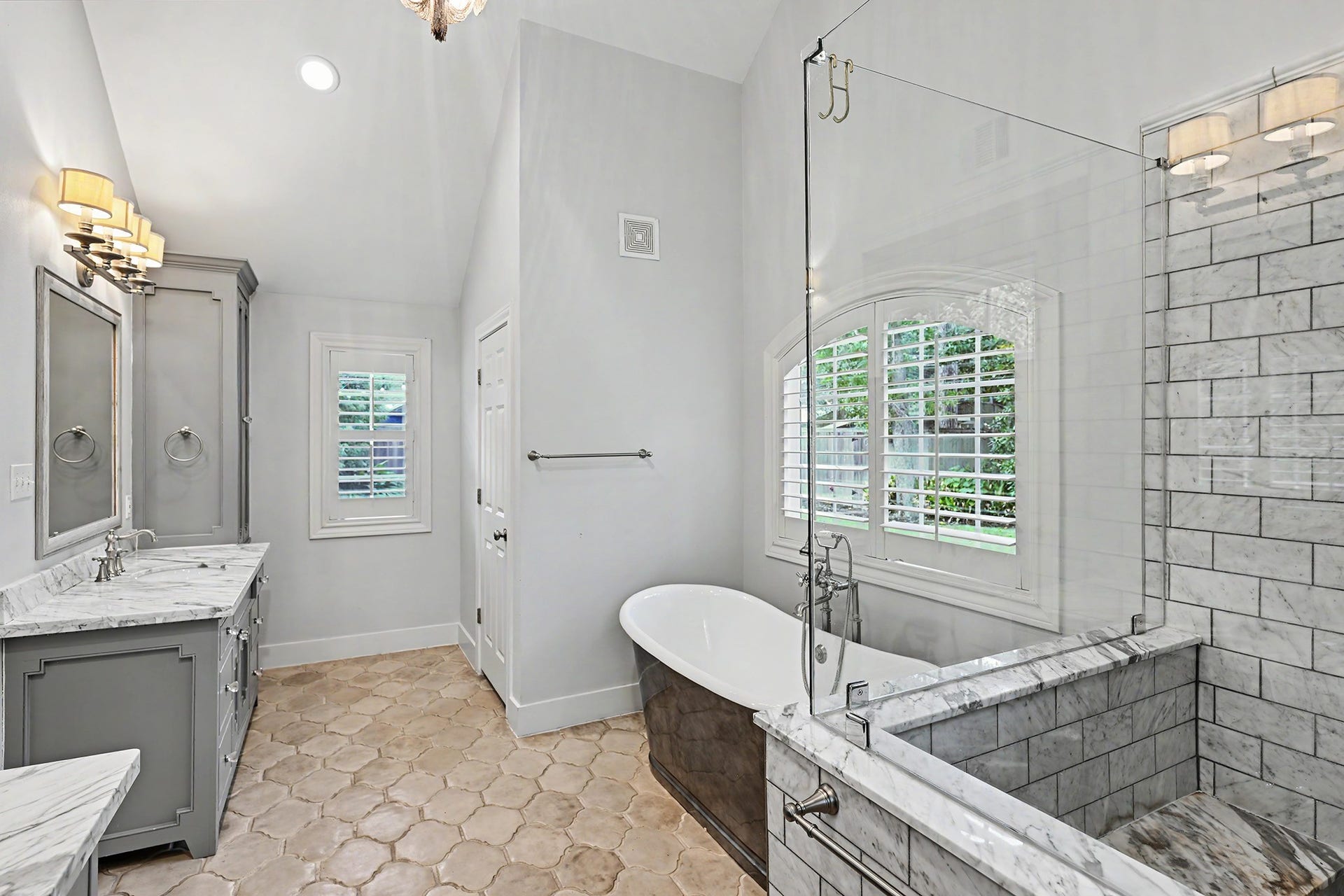 320 W 33rd Street, Houston, TX 77018 Alternate view of the stunning primary bath.