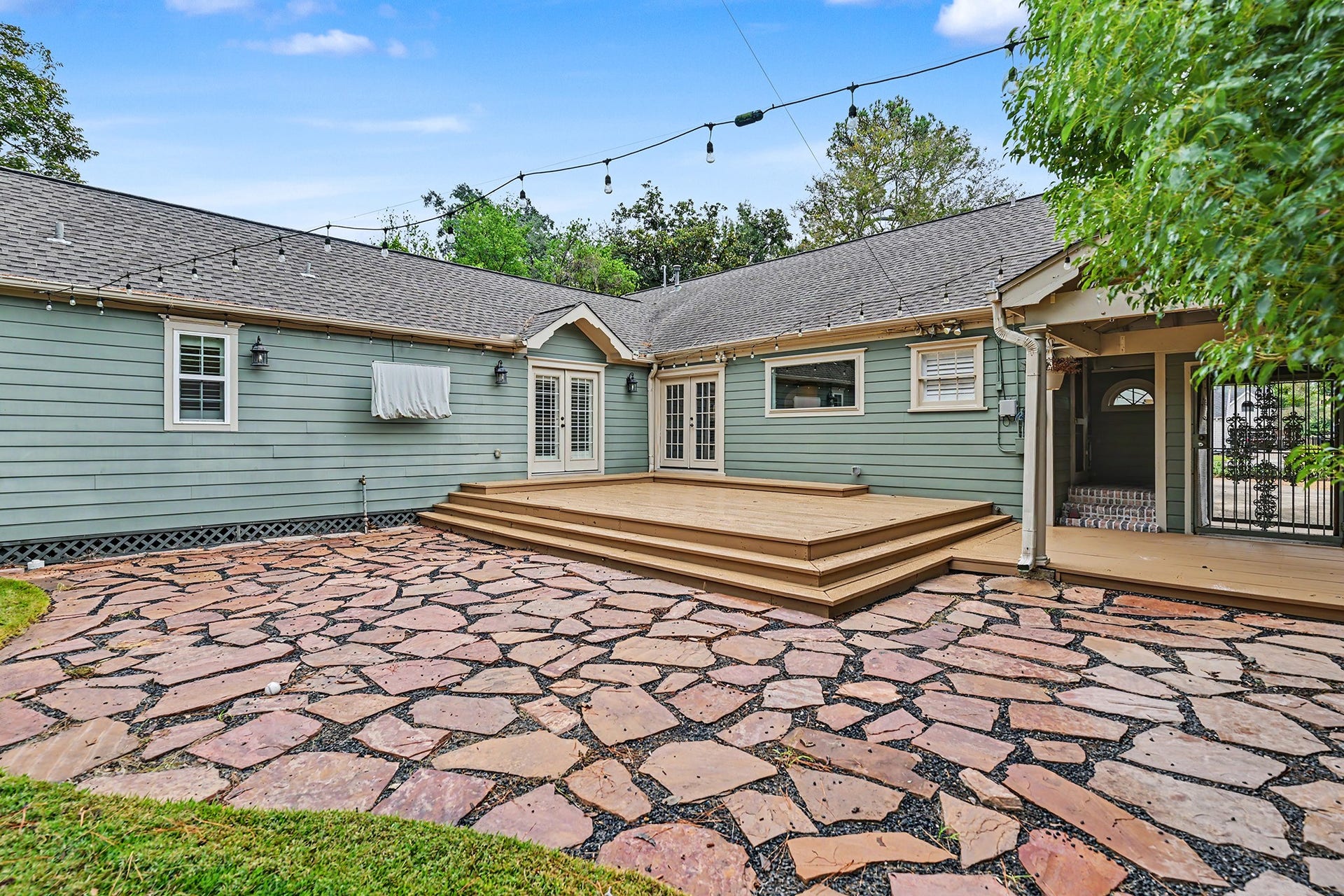 320 W 33rd Street, Houston, TX 77018 The spacious backyard is ideal for entertaining or relaxing, with a paver patio, large deck, covered side deck and convenient access to the home.