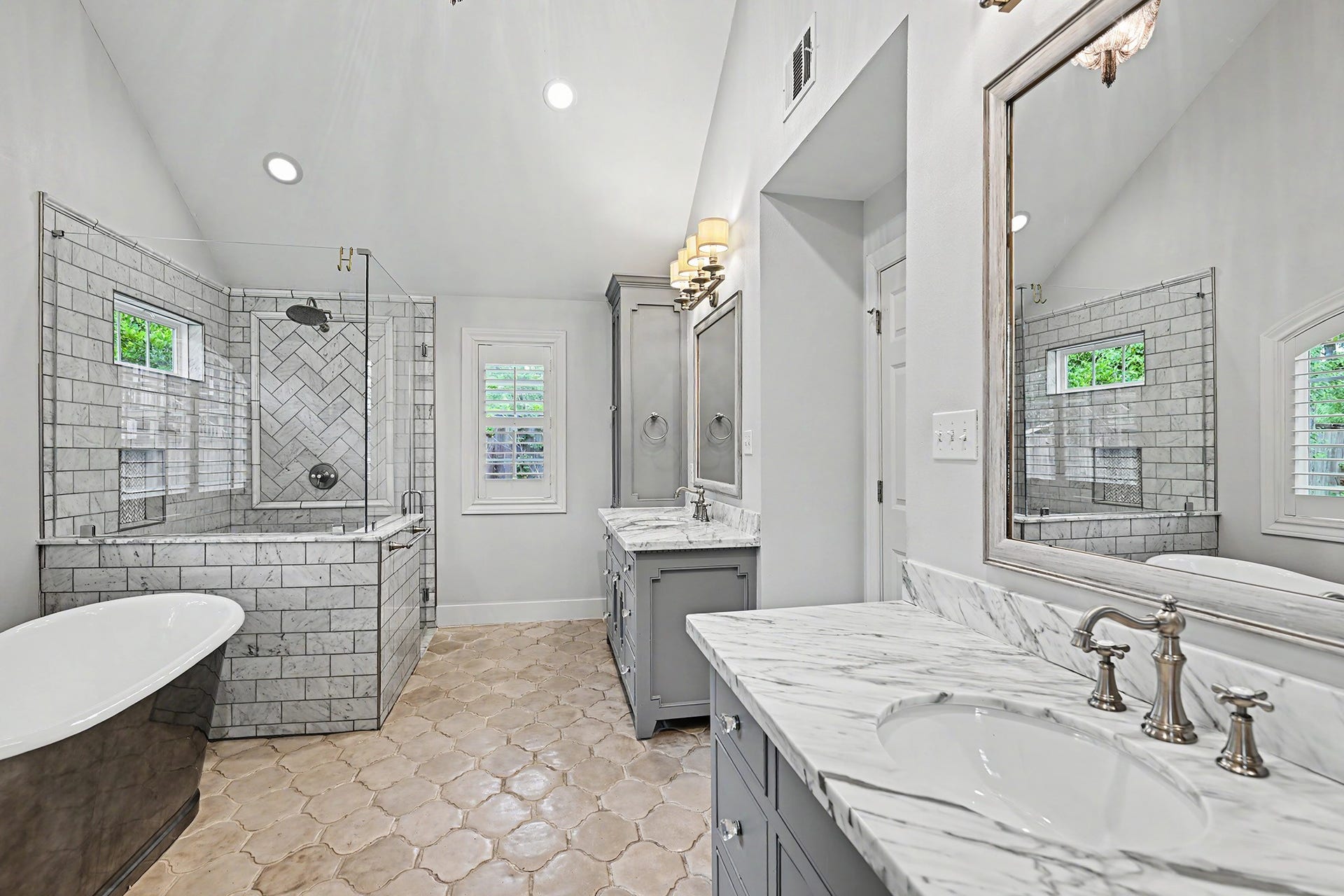 320 W 33rd Street, Houston, TX 77018 The spa-inspired primary bath features timeless finishes, dual sinks, a large walk-in shower and a relaxing soaking tub.