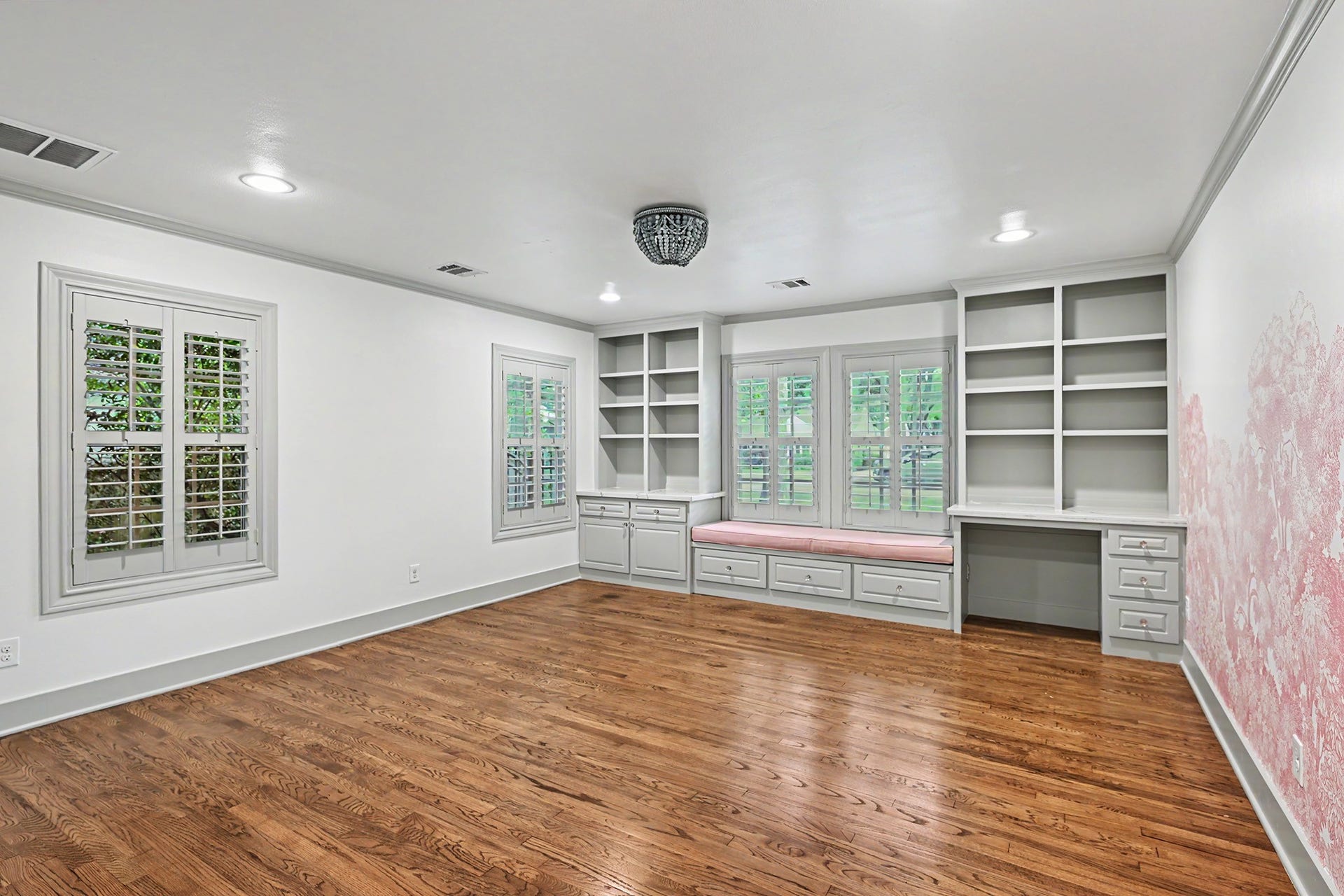 320 W 33rd Street, Houston, TX 77018 Large and bright 1st floor secondary bedroom is ideal for family or guests, with hardwood floors, a built-in desk and storage, plus a charming window seat.