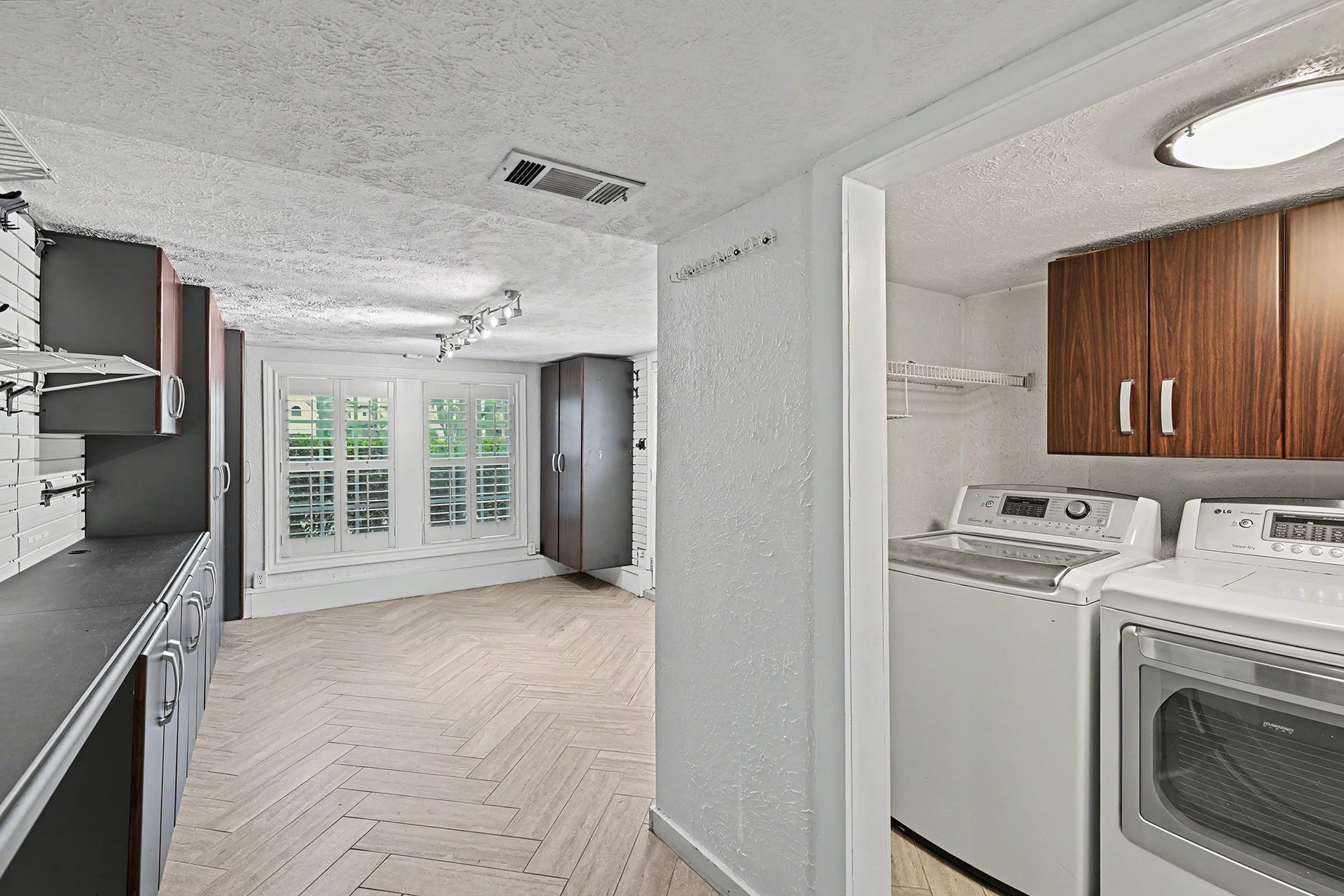 320 W 33rd Street, Houston, TX 77018 The utility area is conveniently incorporated into the bonus room, adding functionality to this flexible space.