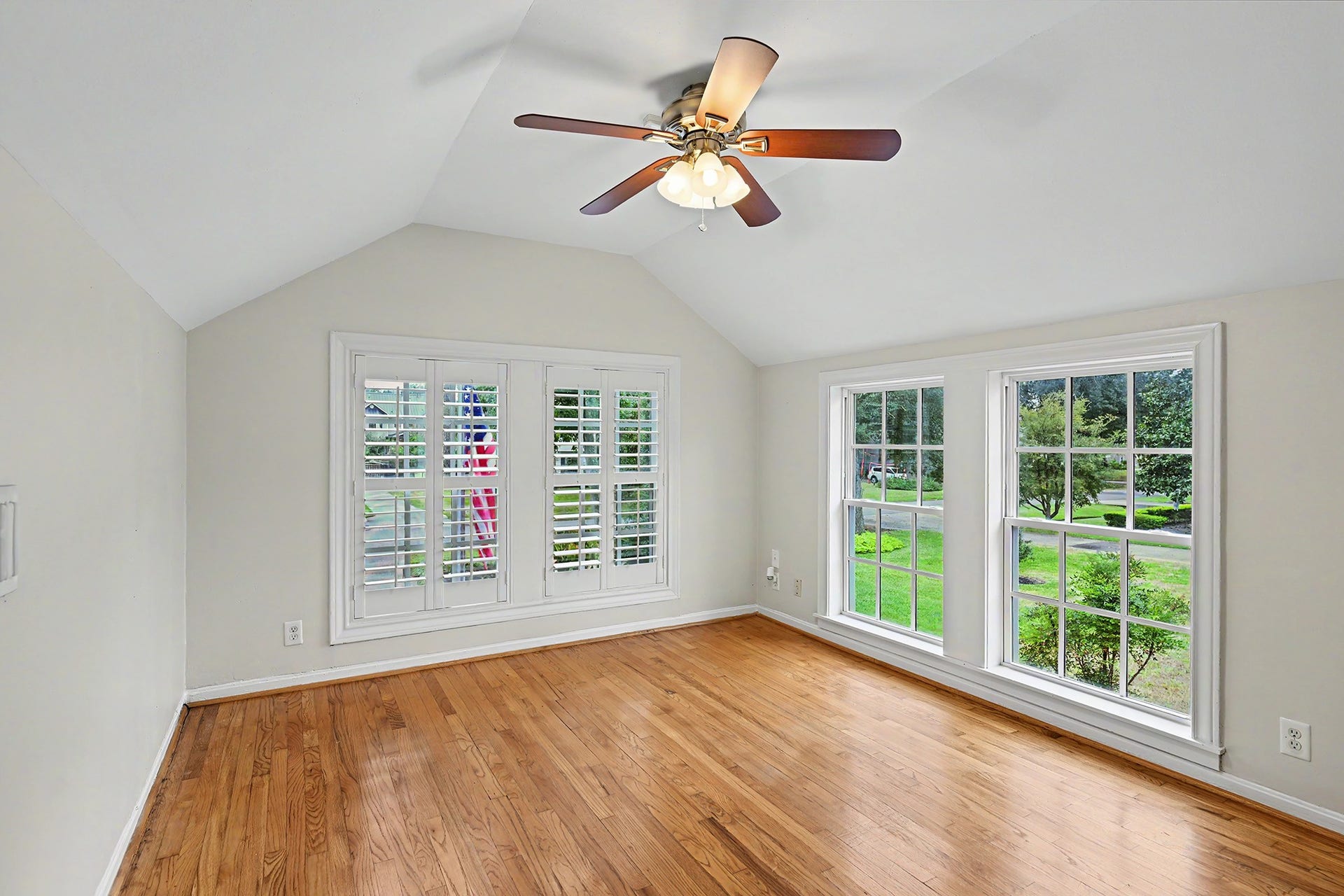 320 W 33rd Street, Houston, TX 77018 Secondary bedroom on the 2nd floor with large windows overlooking the neighborhood offers a private, flexible space for family, guests or a home office.
