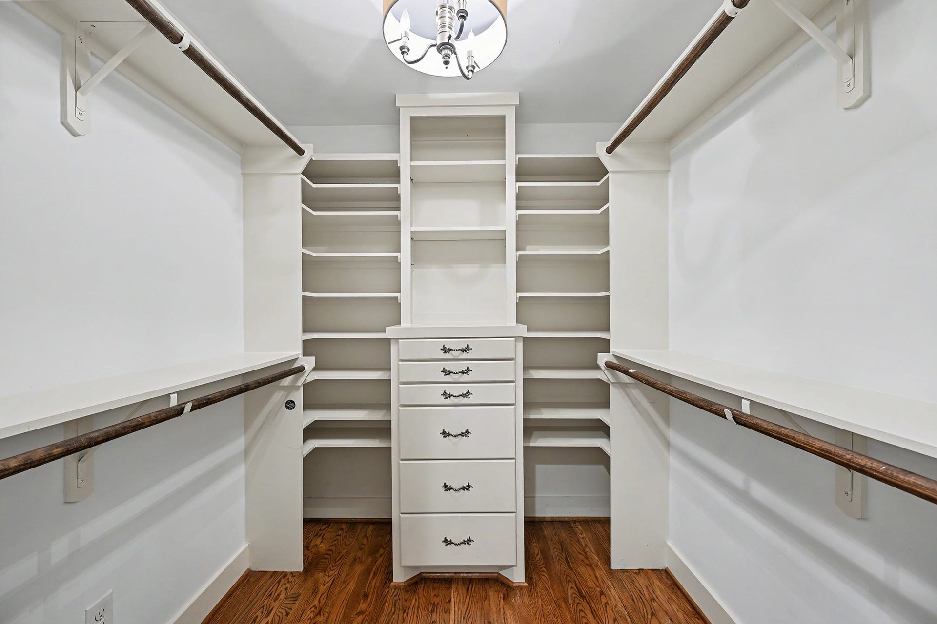 320 W 33rd Street, Houston, TX 77018 Primary suite includes 3 walk-in closets with built-in storage and ample room for clothing, shoes and accessories.