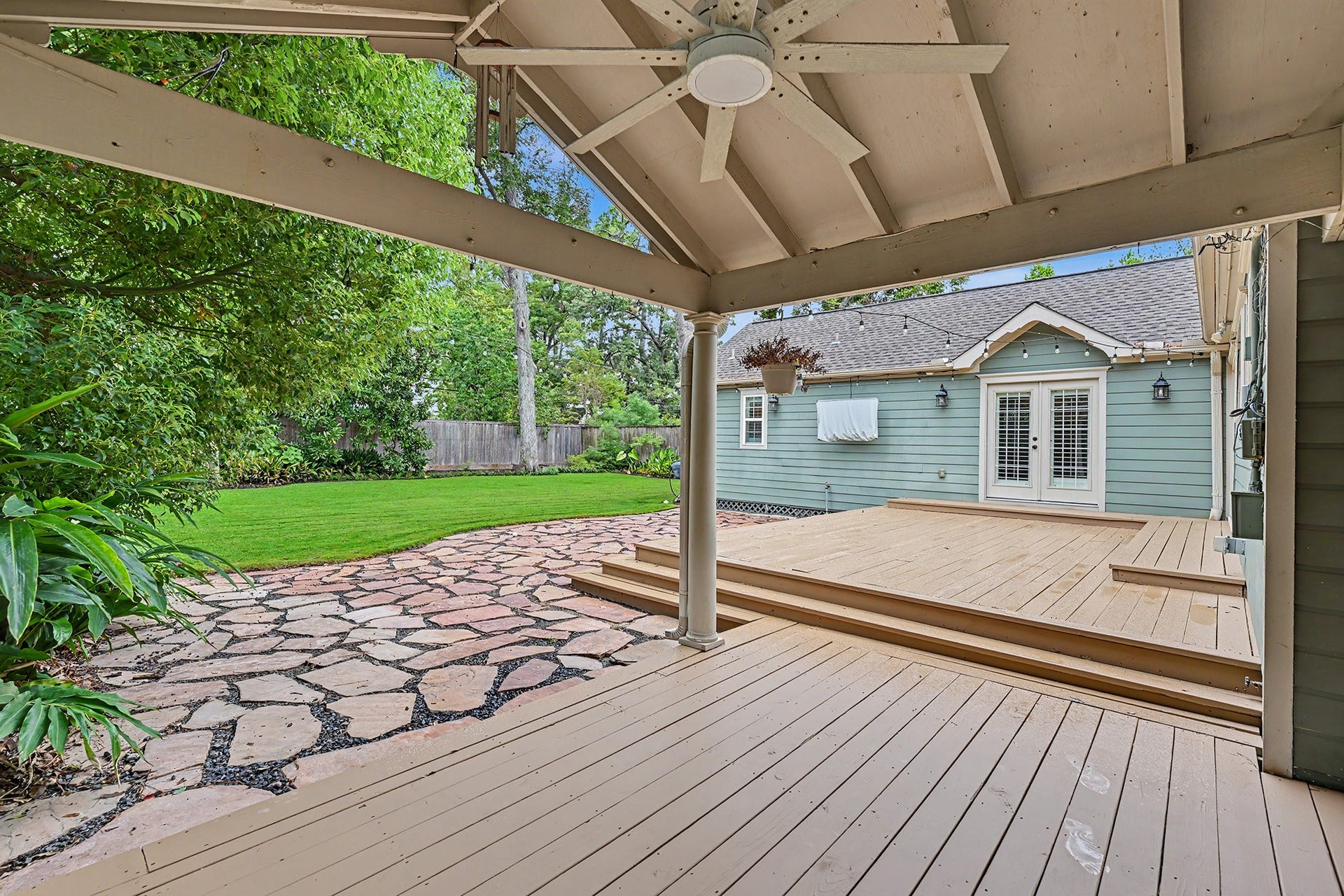 320 W 33rd Street, Houston, TX 77018 The covered deck provides a shaded outdoor retreat overlooking the private backyard, mature trees and nice landscaping.