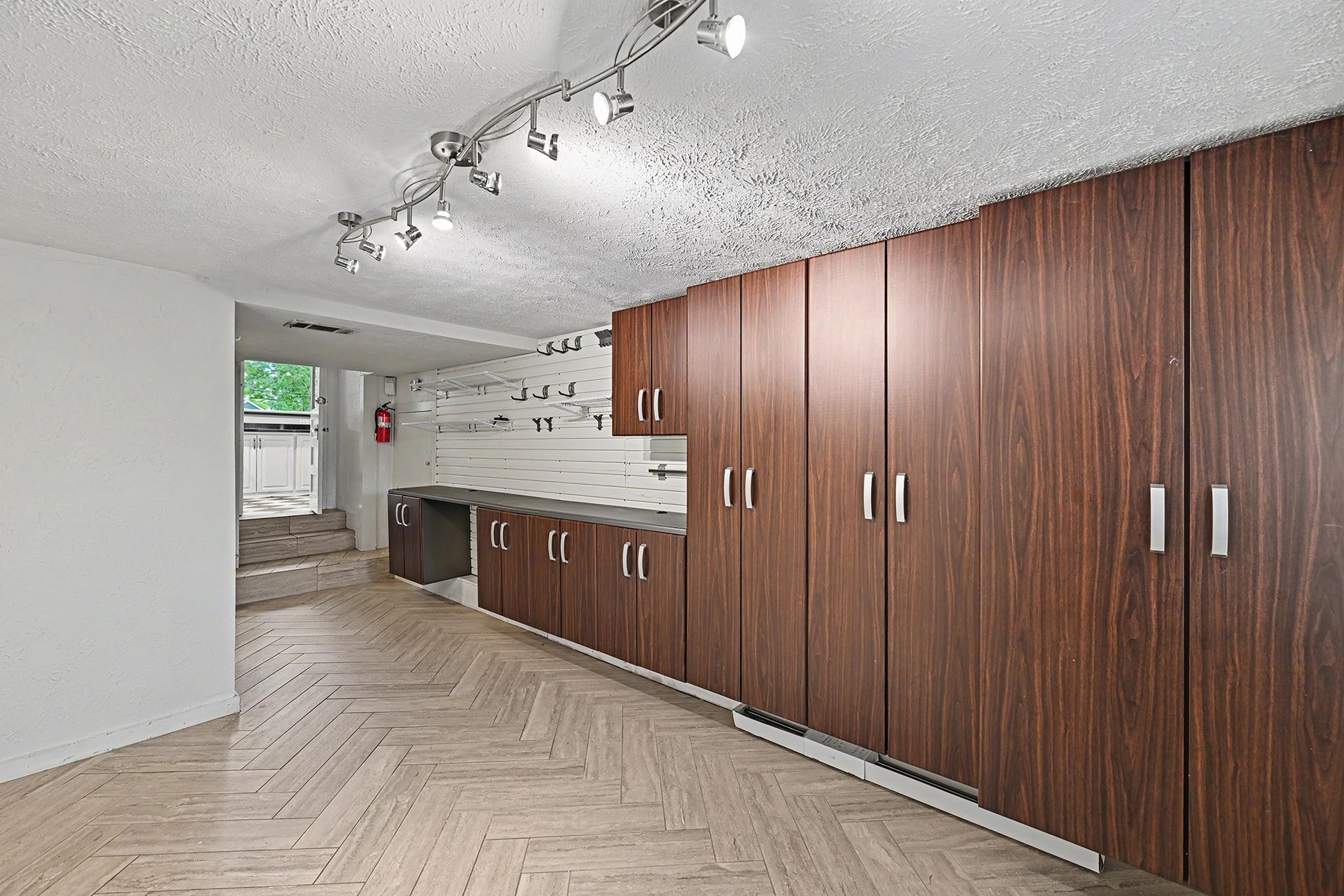320 W 33rd Street, Houston, TX 77018 The versatile bonus room off the kitchen can serve as a den, home office, playroom, workshop or additional bedroom, with exceptional built-in storage throughout the space.