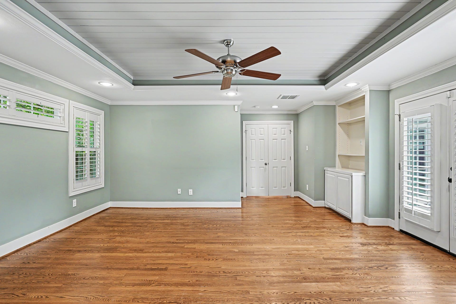 320 W 33rd Street, Houston, TX 77018 Alternate view of the expansive primary bedroom.