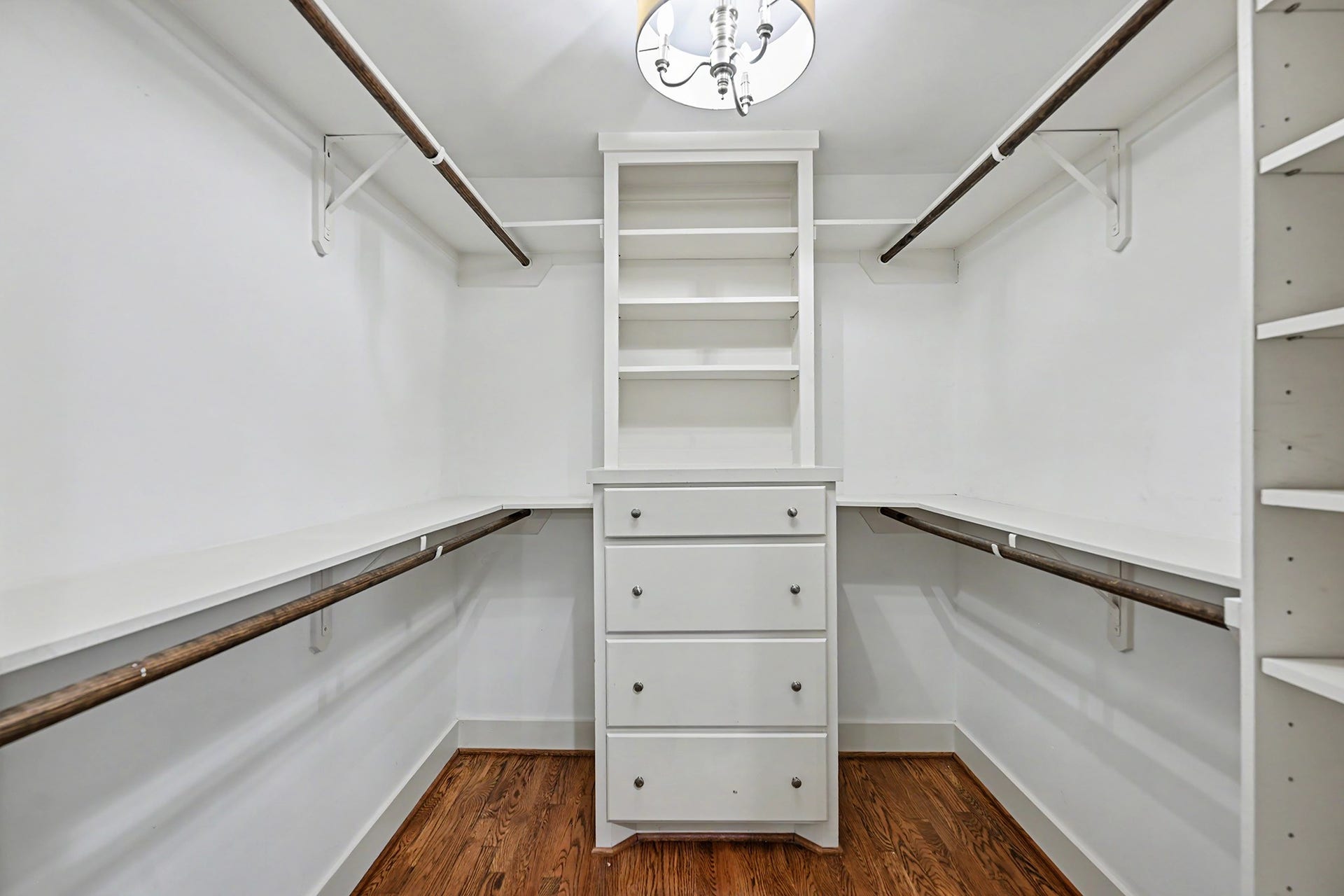 320 W 33rd Street, Houston, TX 77018 A second walk-in closet in the primary suite provides additional storage and organization.