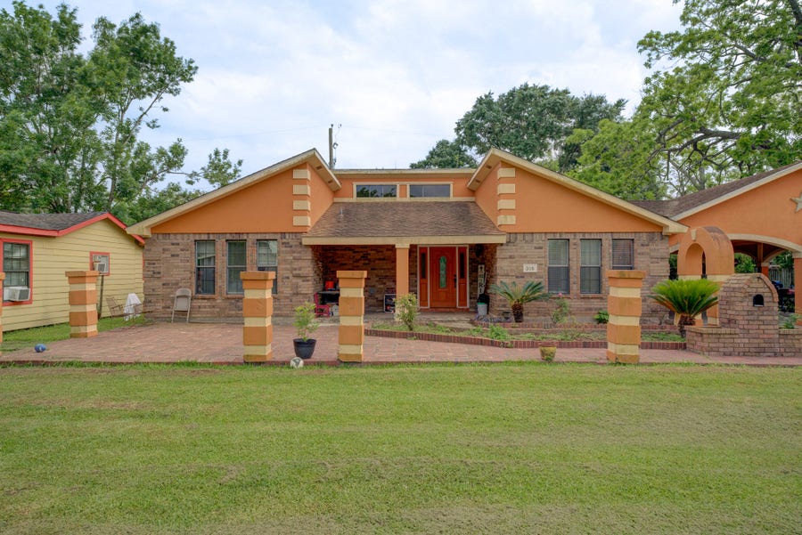 Property photo for 316 Hickman Lane, Angleton, TX