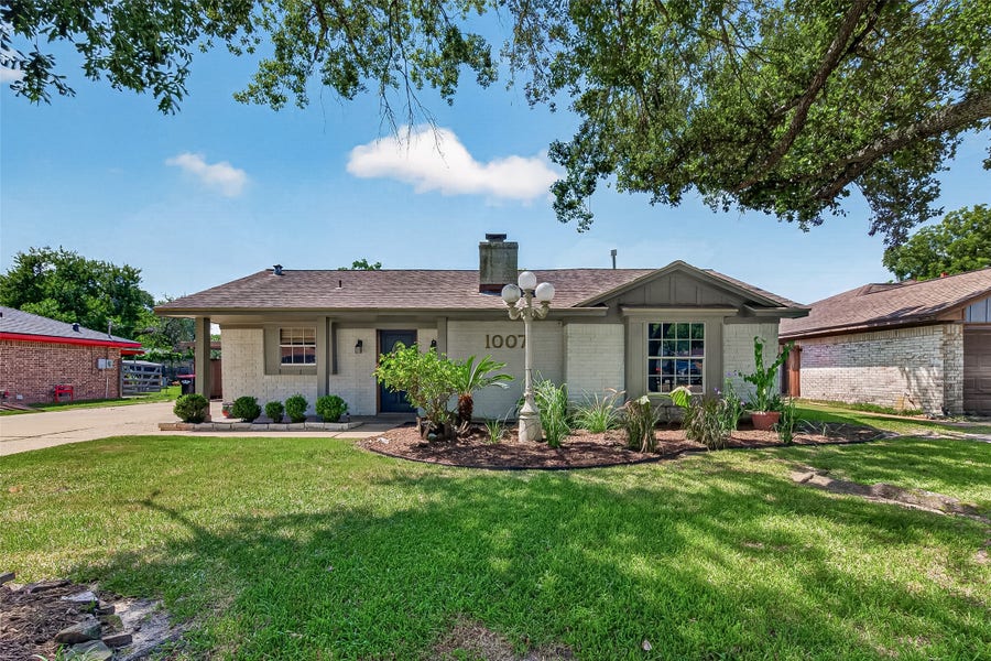 Property photo for 1007 E Baker Road, Baytown, TX