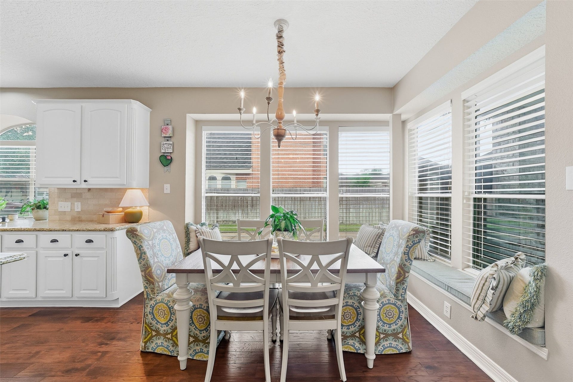 22514 Sierra Lake Court, Katy, TX 77494 Enjoy family meals or game nights in this bright and sunny Breakfast Nook complete with Custom Seated Banquet
Bench!