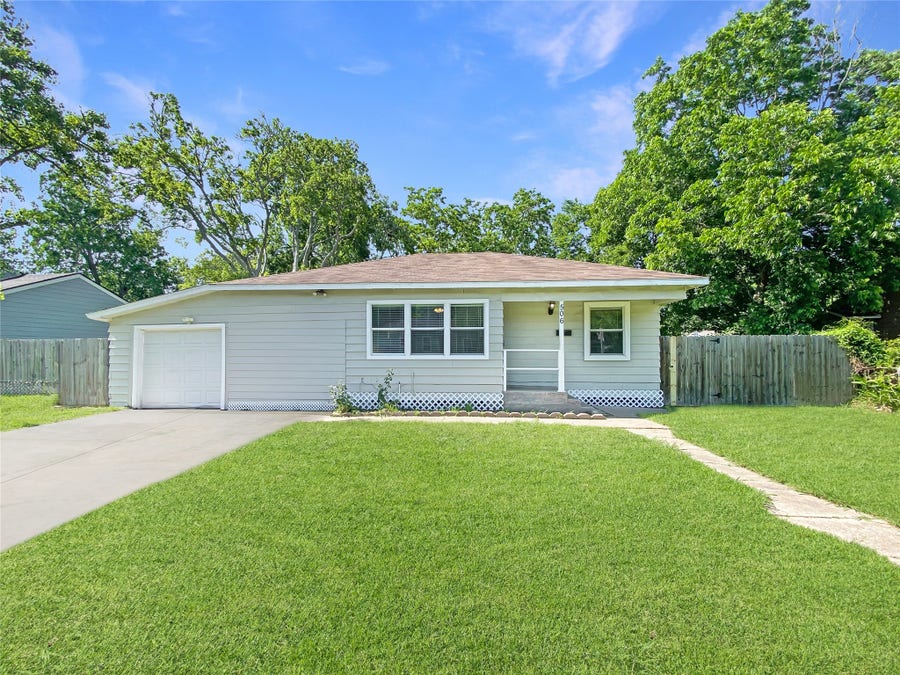 Property photo for 506 Azalea Drive, La Marque, TX