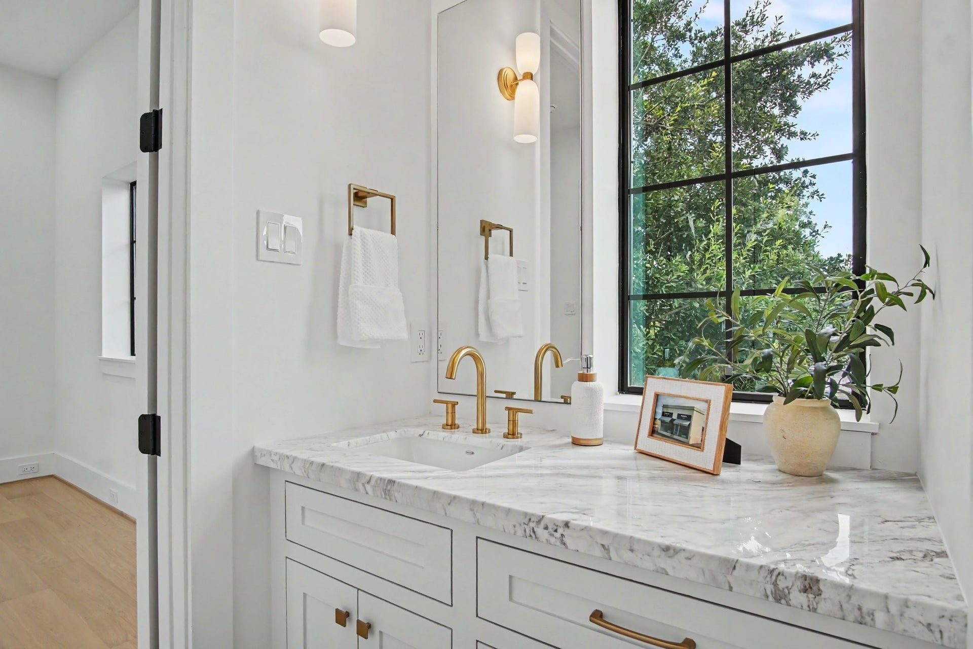 705 Walton Street, Houston, TX 77009 Both bedrooms have their own sink area with marble countertops and privacy doors.