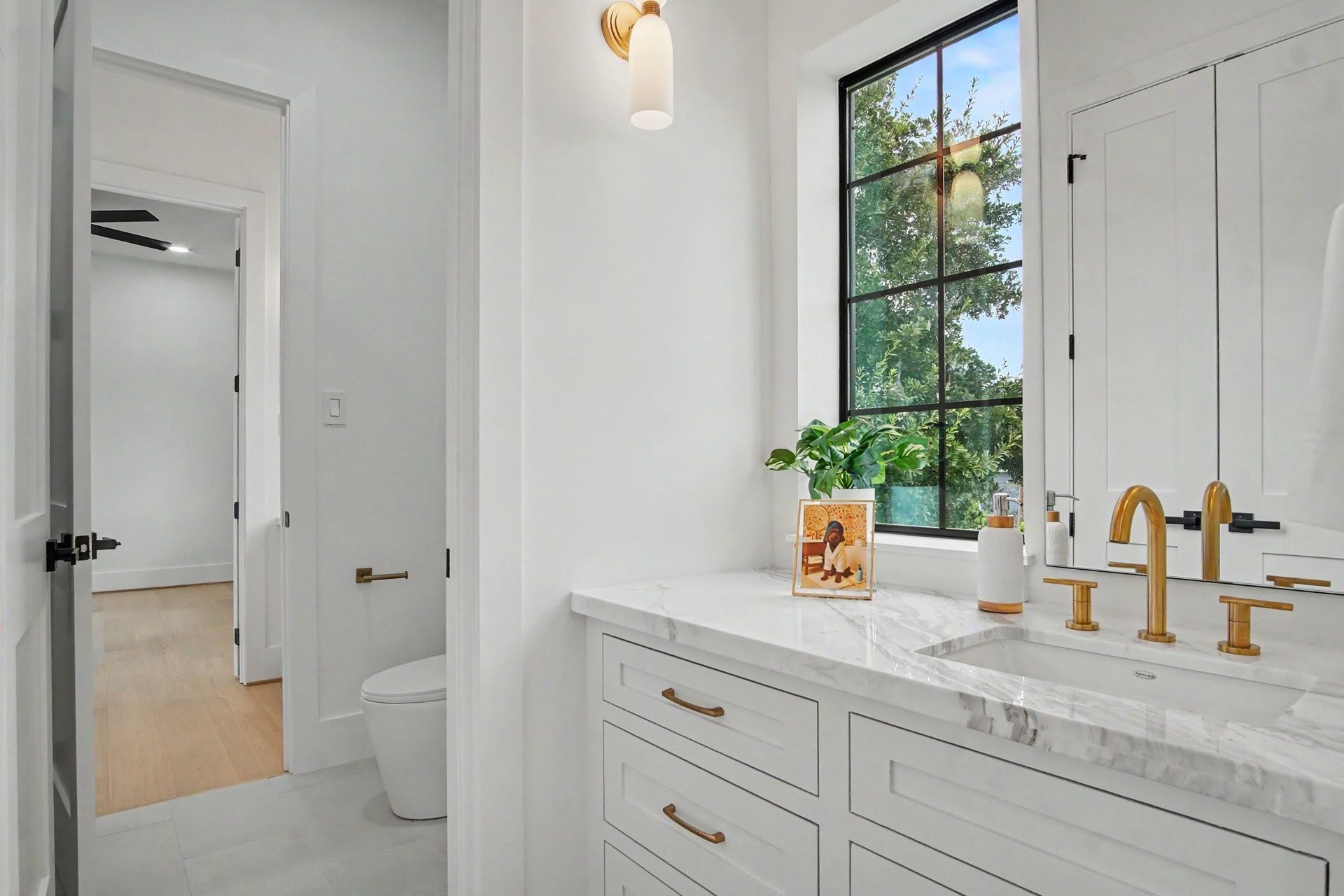 705 Walton Street, Houston, TX 77009 Jack + Jill Bathroom