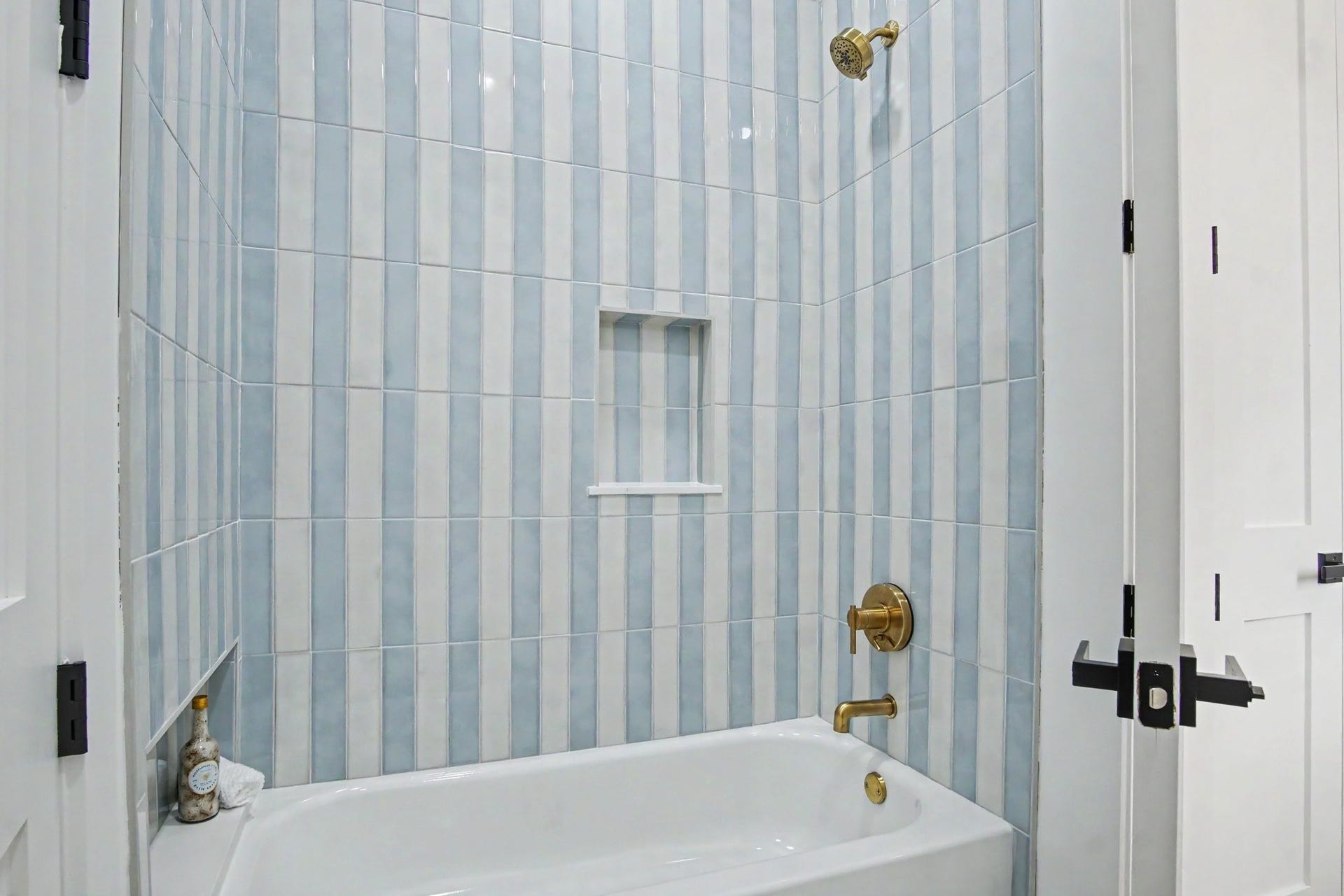 705 Walton Street, Houston, TX 77009 Bathtub / Shower Combination