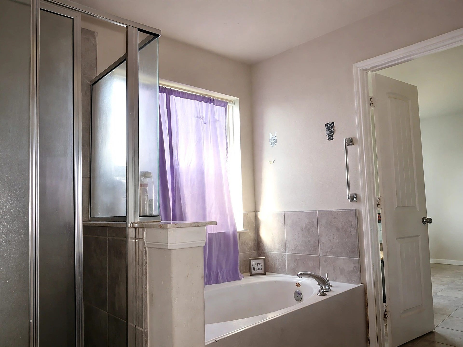 8802 Voyager Drive, Texas City, TX 77591 Separate Tub and Shower