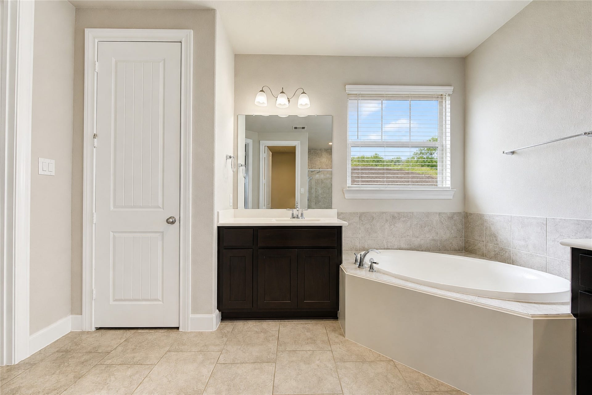 2334 Green Kale Drive, Richmond, TX 77406 Another view of the primary bathroom.