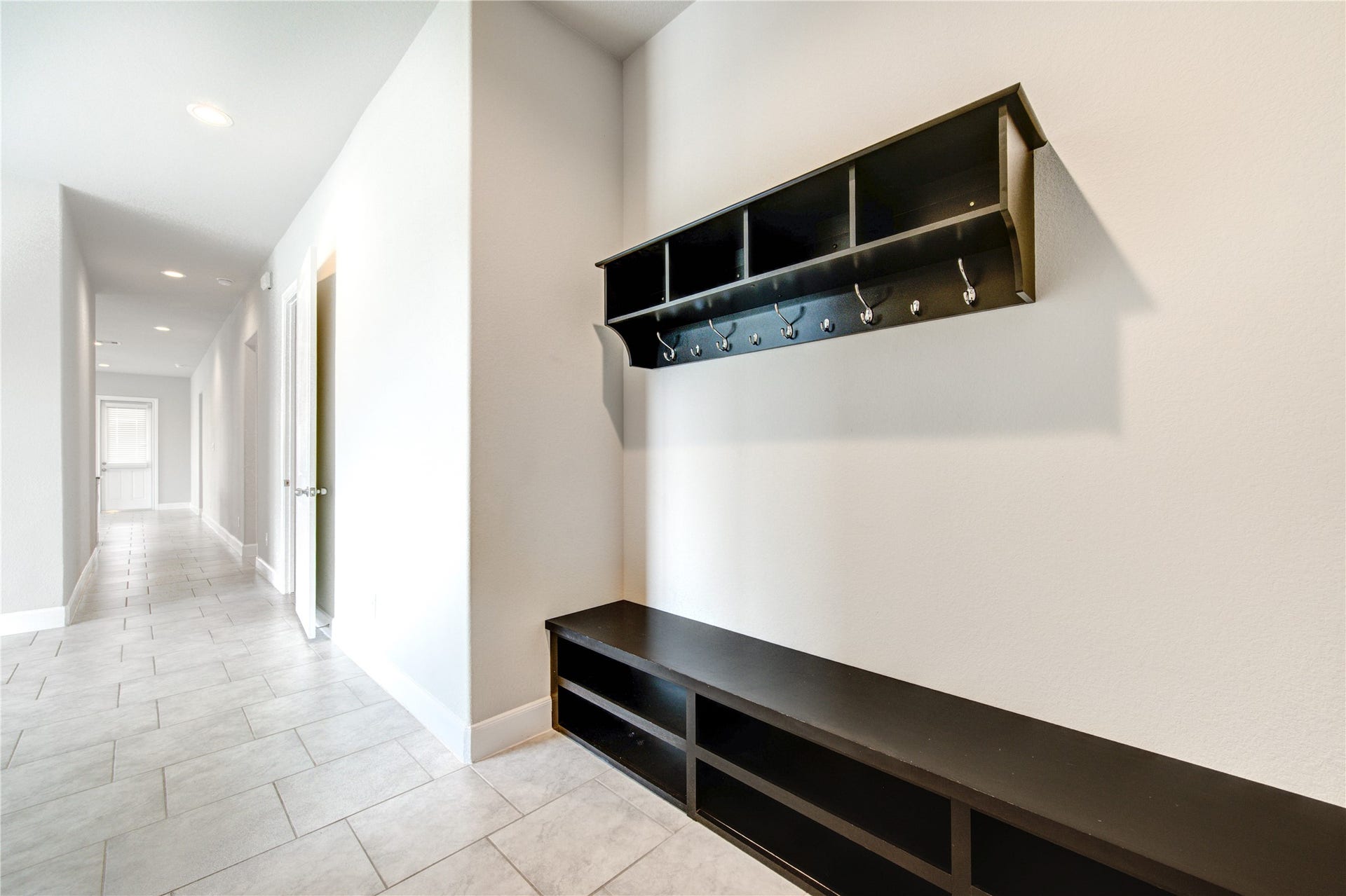 2334 Green Kale Drive, Richmond, TX 77406 The front entryway features a mud-room style bench and organizational built-in.