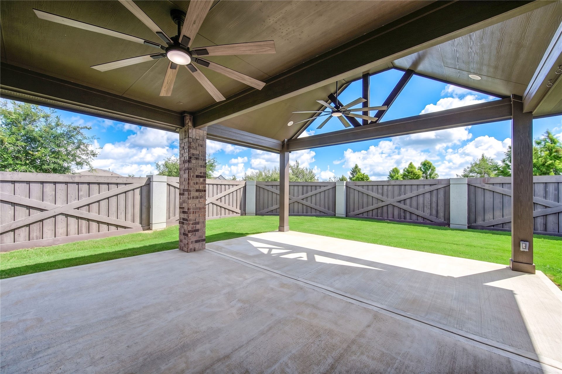 2334 Green Kale Drive, Richmond, TX 77406 Perfect for outdoor living, this patio features gas hook-up!