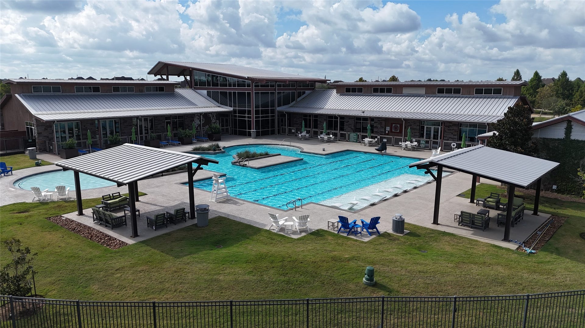 2334 Green Kale Drive, Richmond, TX 77406 The Farmhouse at Harvest Green offers a resort-style pool, fitness center, splash pad, park and event hall. The Lifestyle Director and Fitness Director hold community wide events and classes primarily at the Farmhouse.