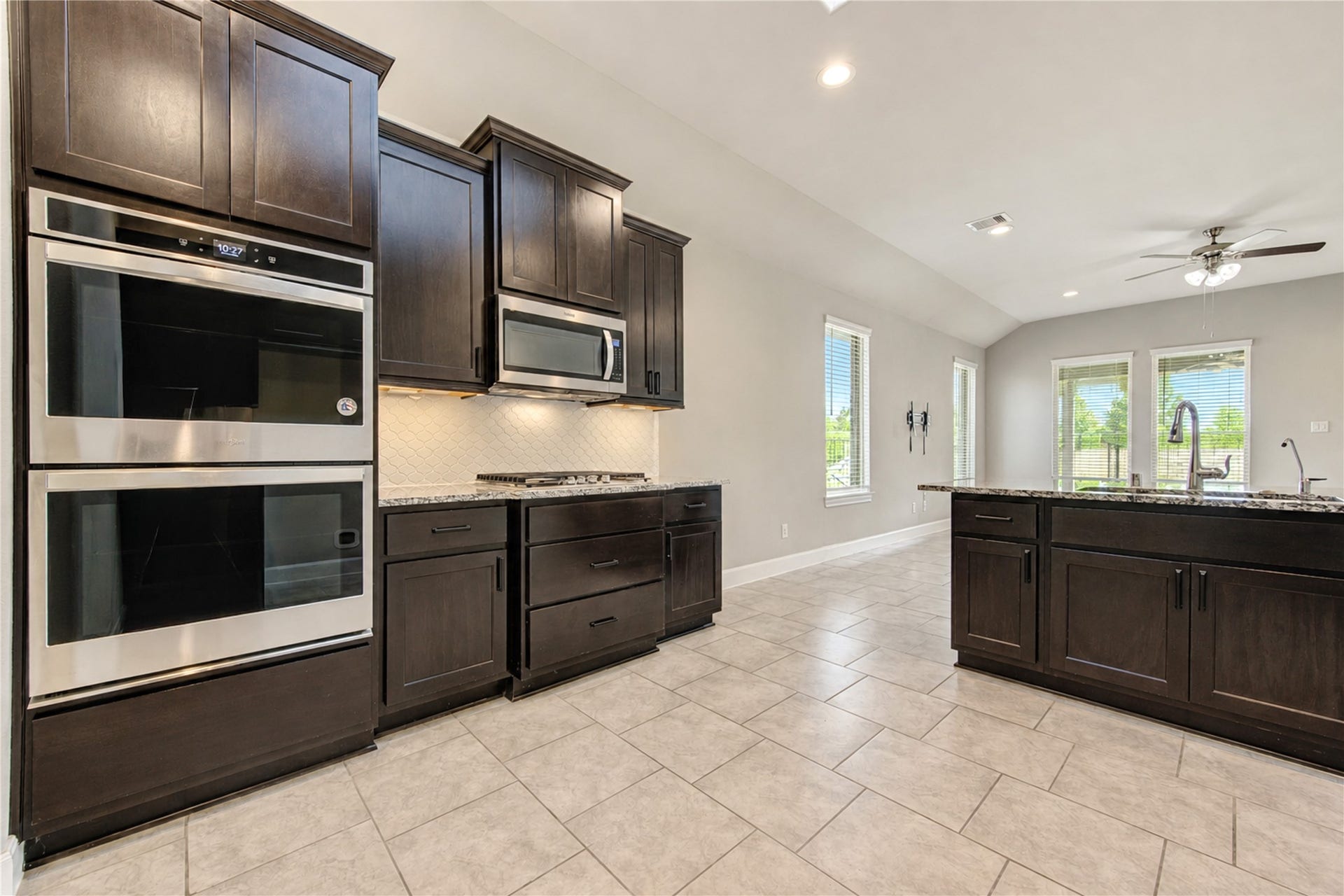 2334 Green Kale Drive, Richmond, TX 77406 Double ovens, a gas-cooktop, stainless steel appliances and a large island make this the perfect home for aspiring chefs or hosting the holidays!