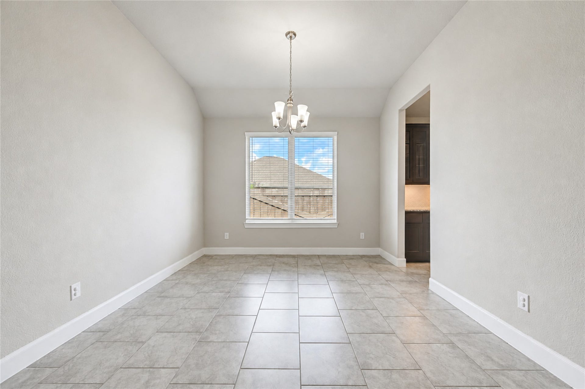 2334 Green Kale Drive, Richmond, TX 77406 The bright dining area seamlessly flows to a modern kitchen space.