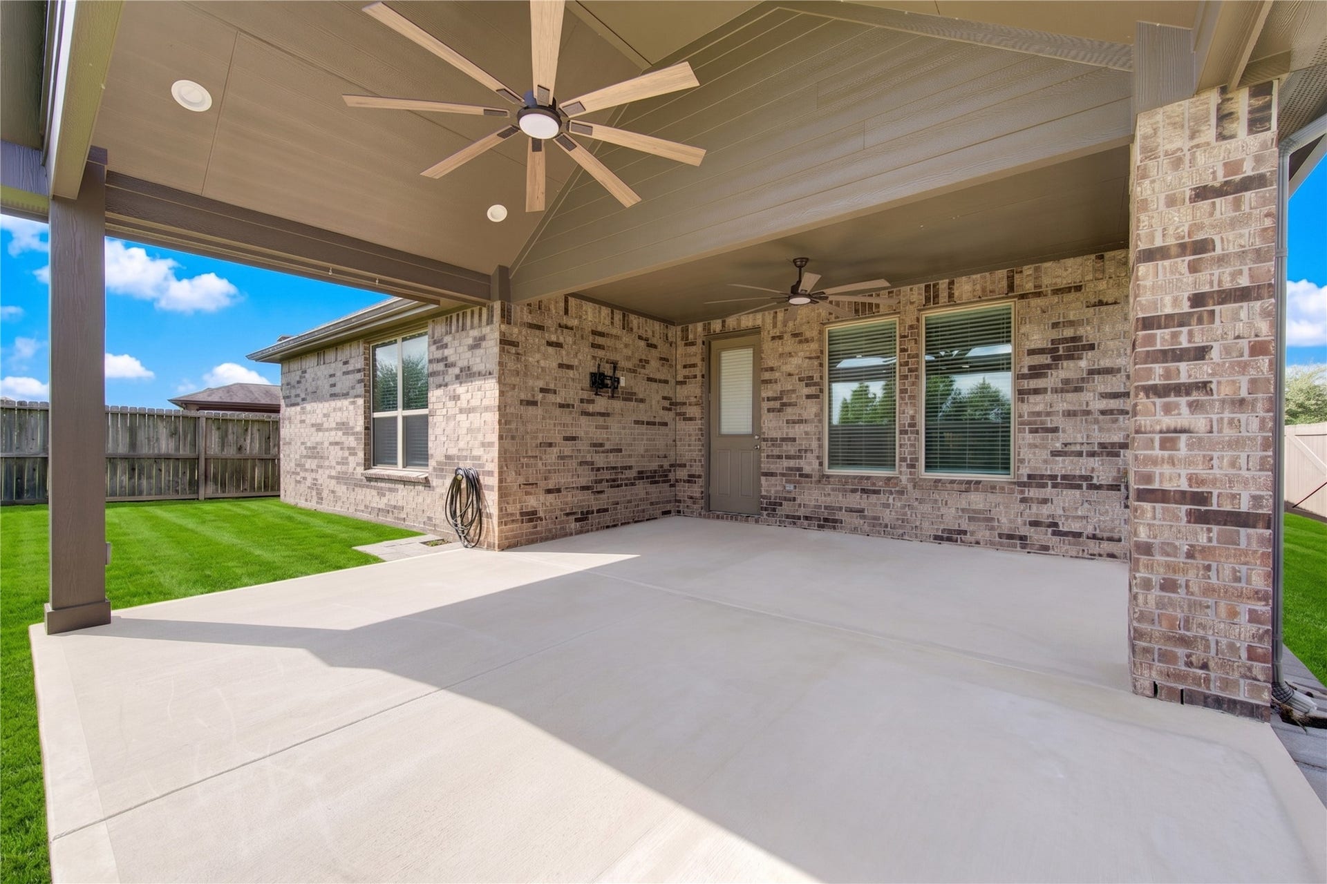 2334 Green Kale Drive, Richmond, TX 77406 With a spacious covered patio, enjoy a more private backyard experience with no back neighbors, perfect for outdoor entertaining.