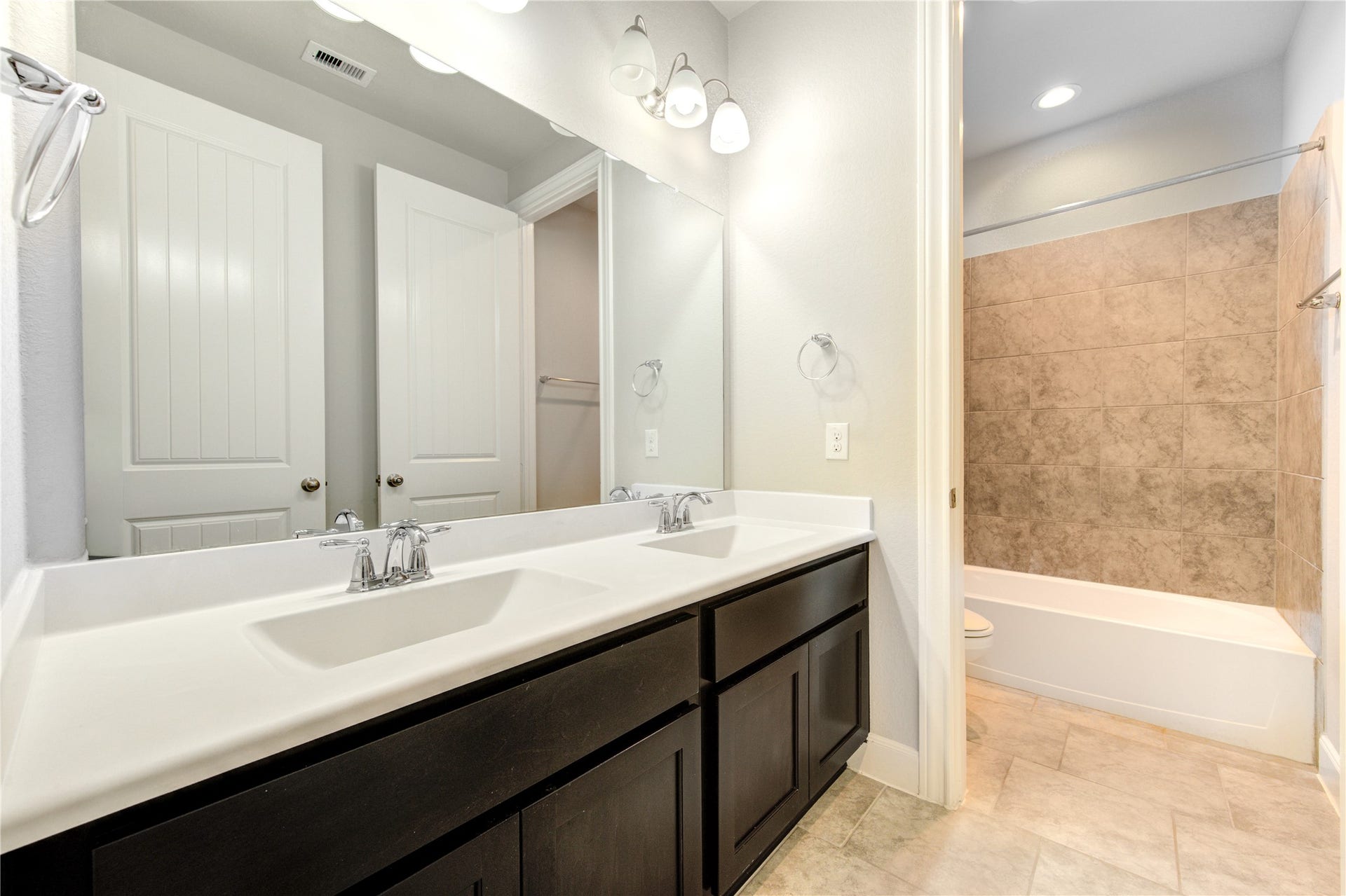 2334 Green Kale Drive, Richmond, TX 77406 View of the secondary full bathroom.