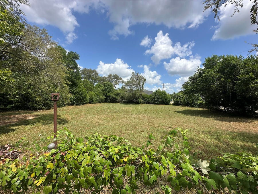 Property photo for 502 W Martin Luther King, Willis, TX