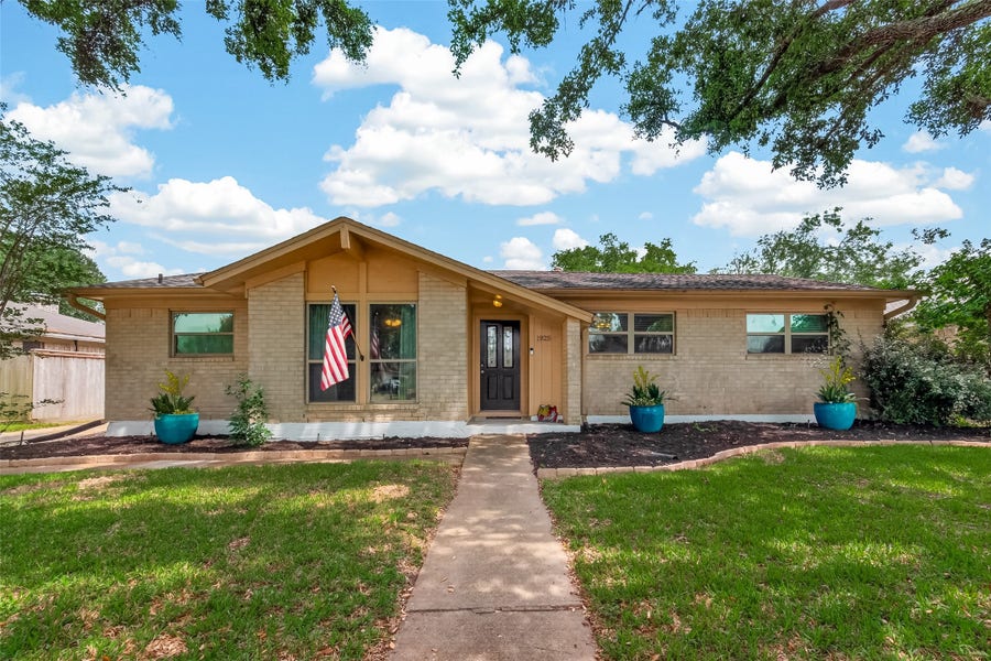 Property photo for 1925 Winding Creek Drive, Pearland, TX