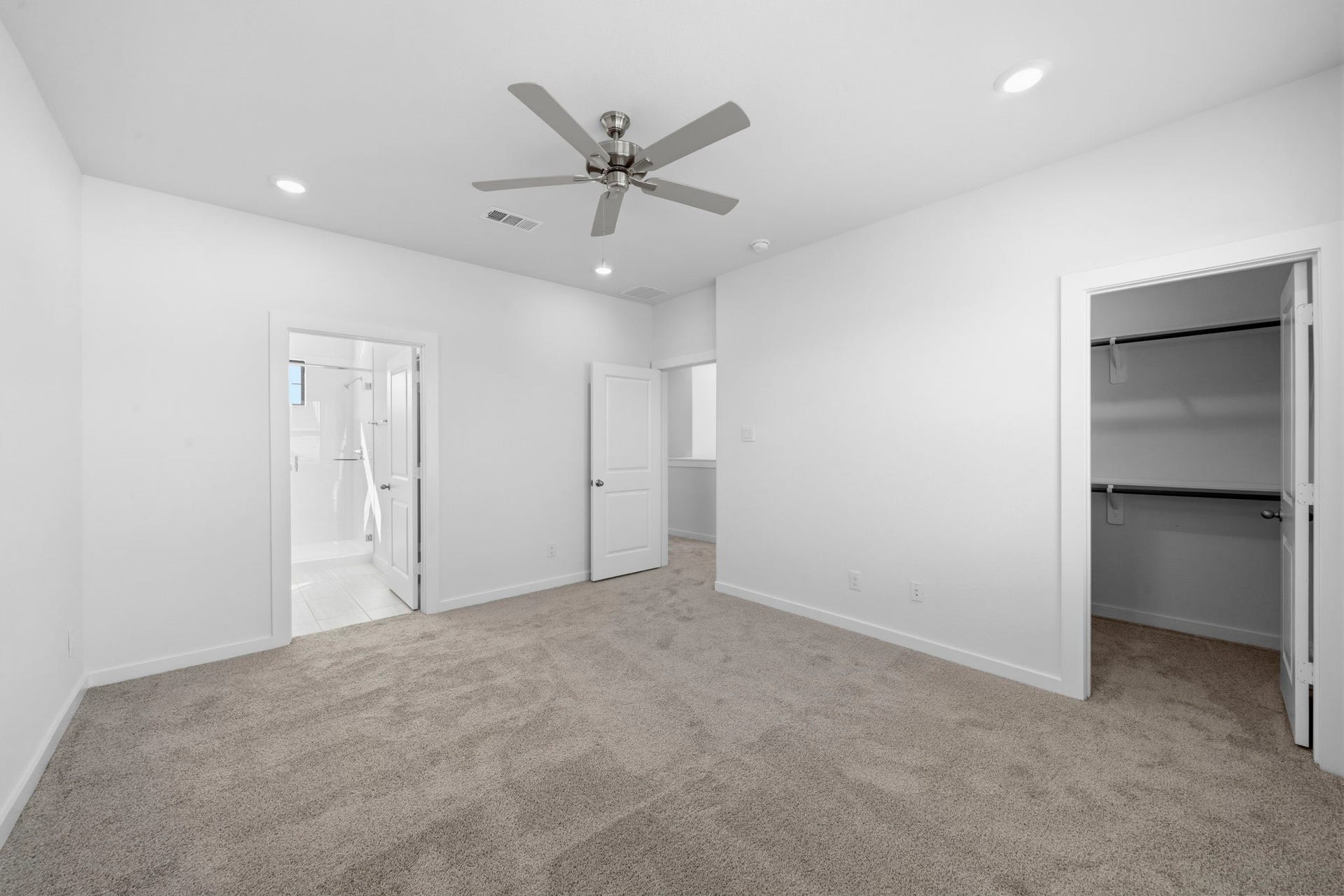 3317 City Heart Avenue, Richmond, TX 77406 The primary suite welcomes you with generous space, plush carpeting, and a calming neutral palette that makes it easy to settle in and feel at home. With recessed lighting, a ceiling fan, a spacious walk in closet, and direct access to the en suite bath, this is a space designed for comfort and everyday retreat.