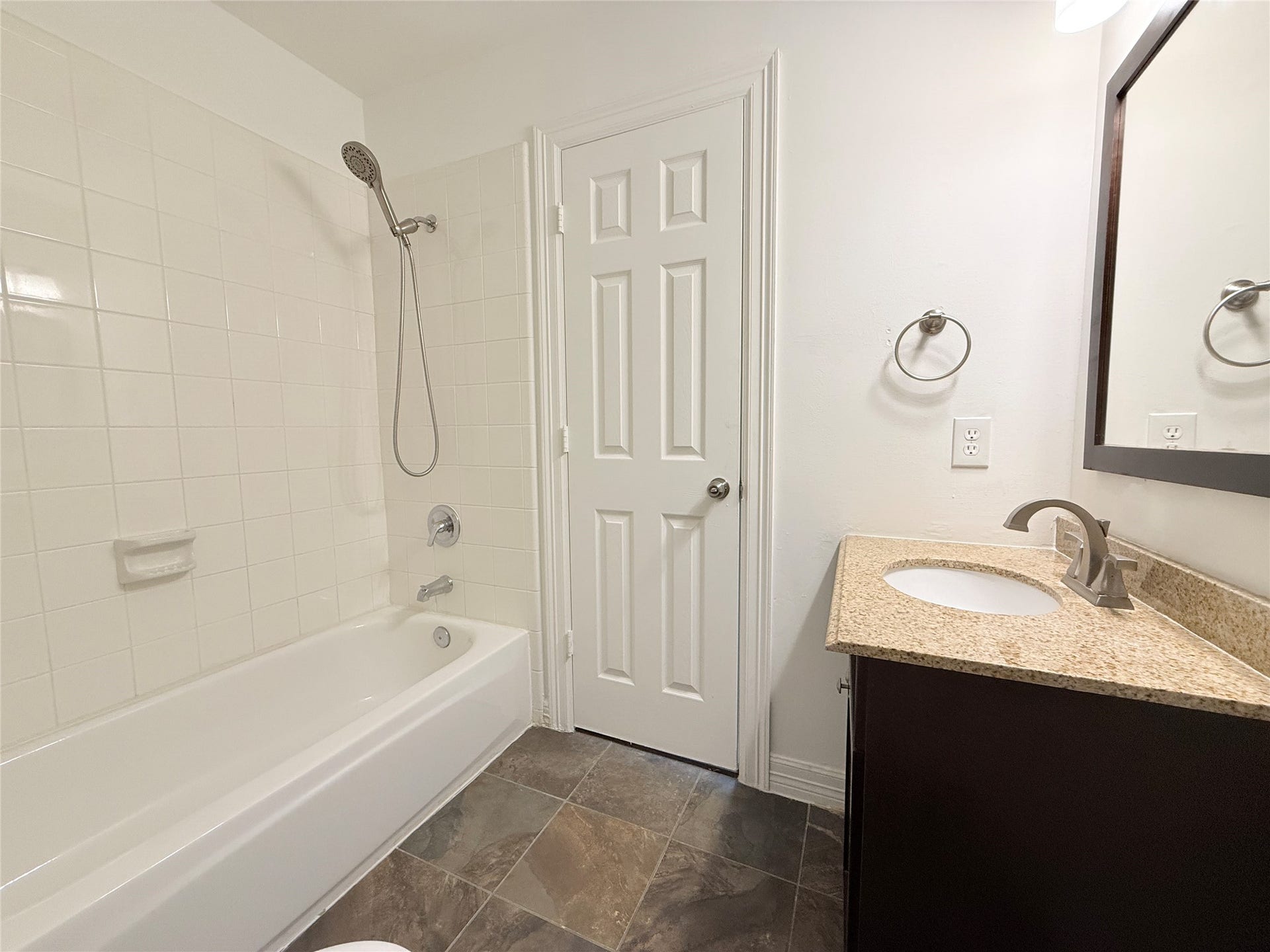 1963 Peden Street, Houston, TX 77019 Tub/shower combo