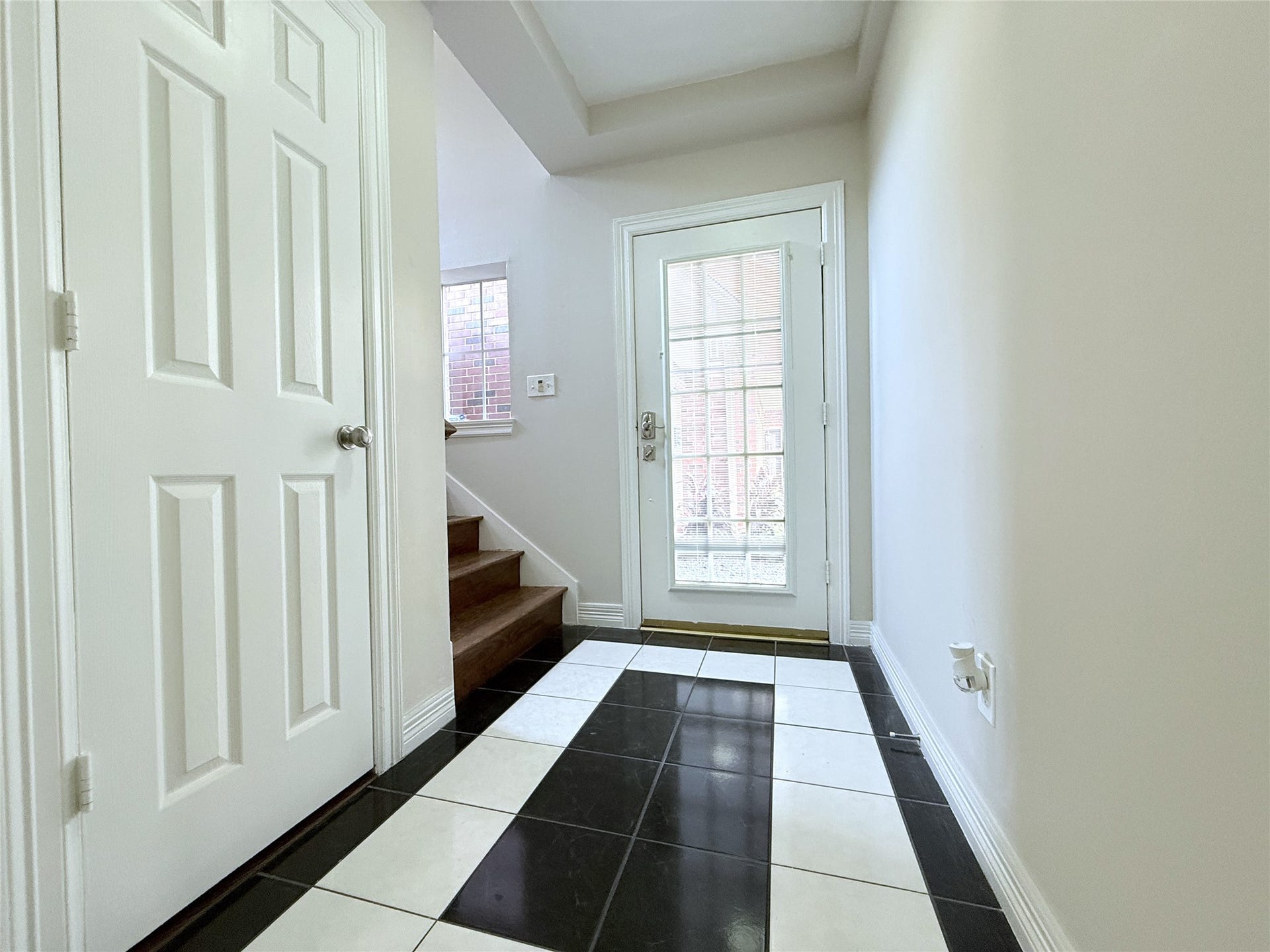1963 Peden Street, Houston, TX 77019 Welcome home! The entry foyer greets you with classy black & white tile. Behind the door to the left is a coat closet.