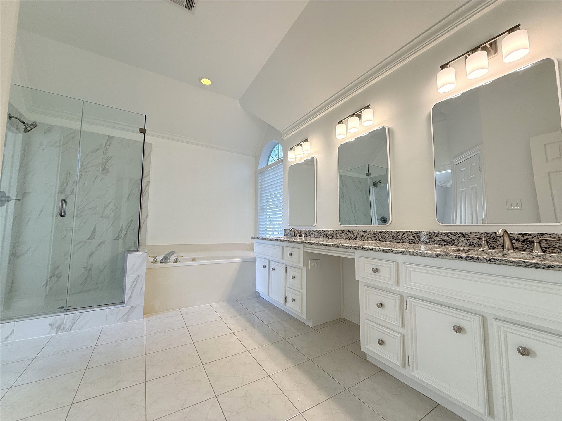 1963 Peden Street, Houston, TX 77019 High ceiling!