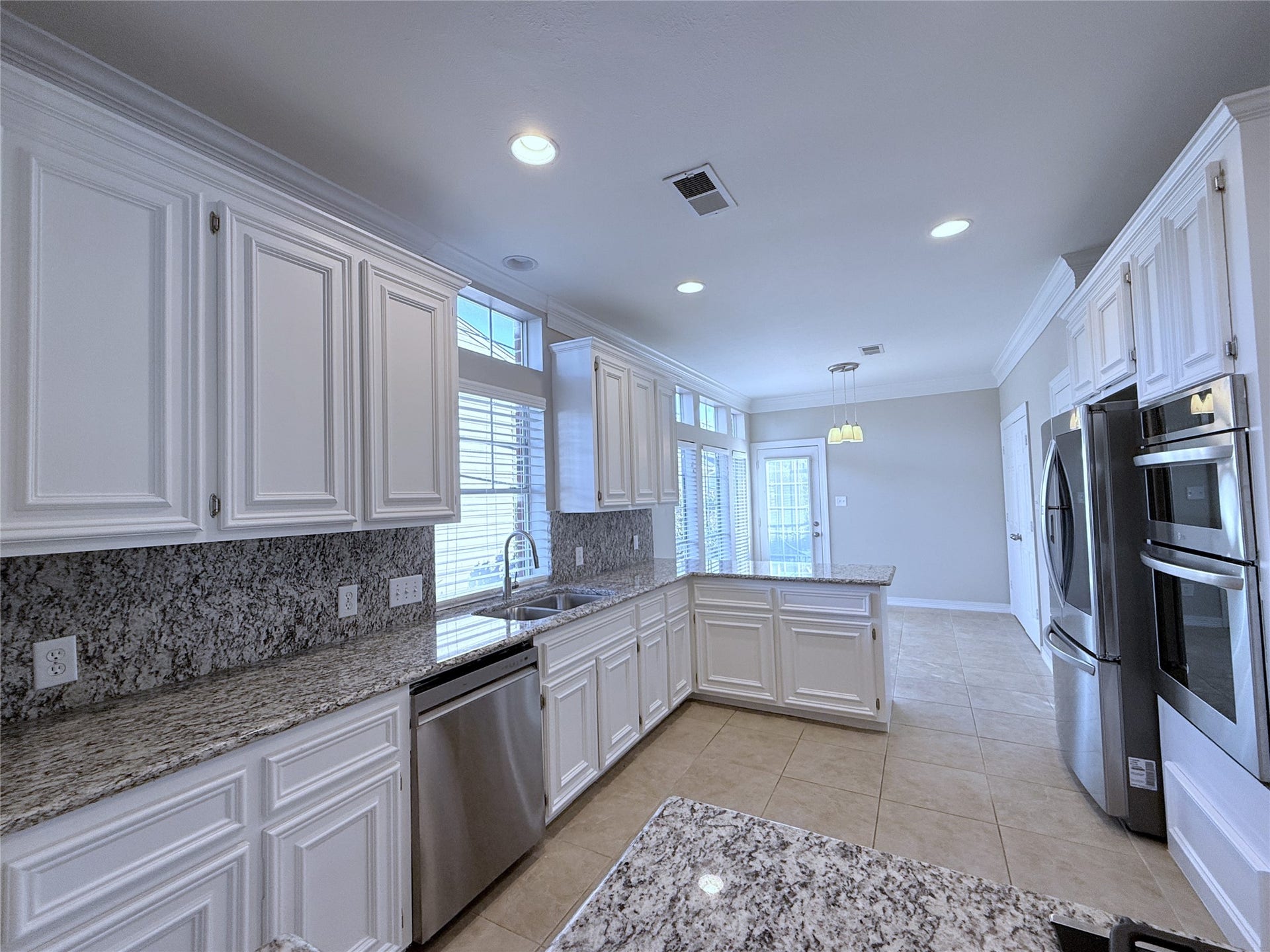 1963 Peden Street, Houston, TX 77019 Lots of cabinet & counter space. Natural light flows in from the window above the sink. Passed another bar is a breakfast room.