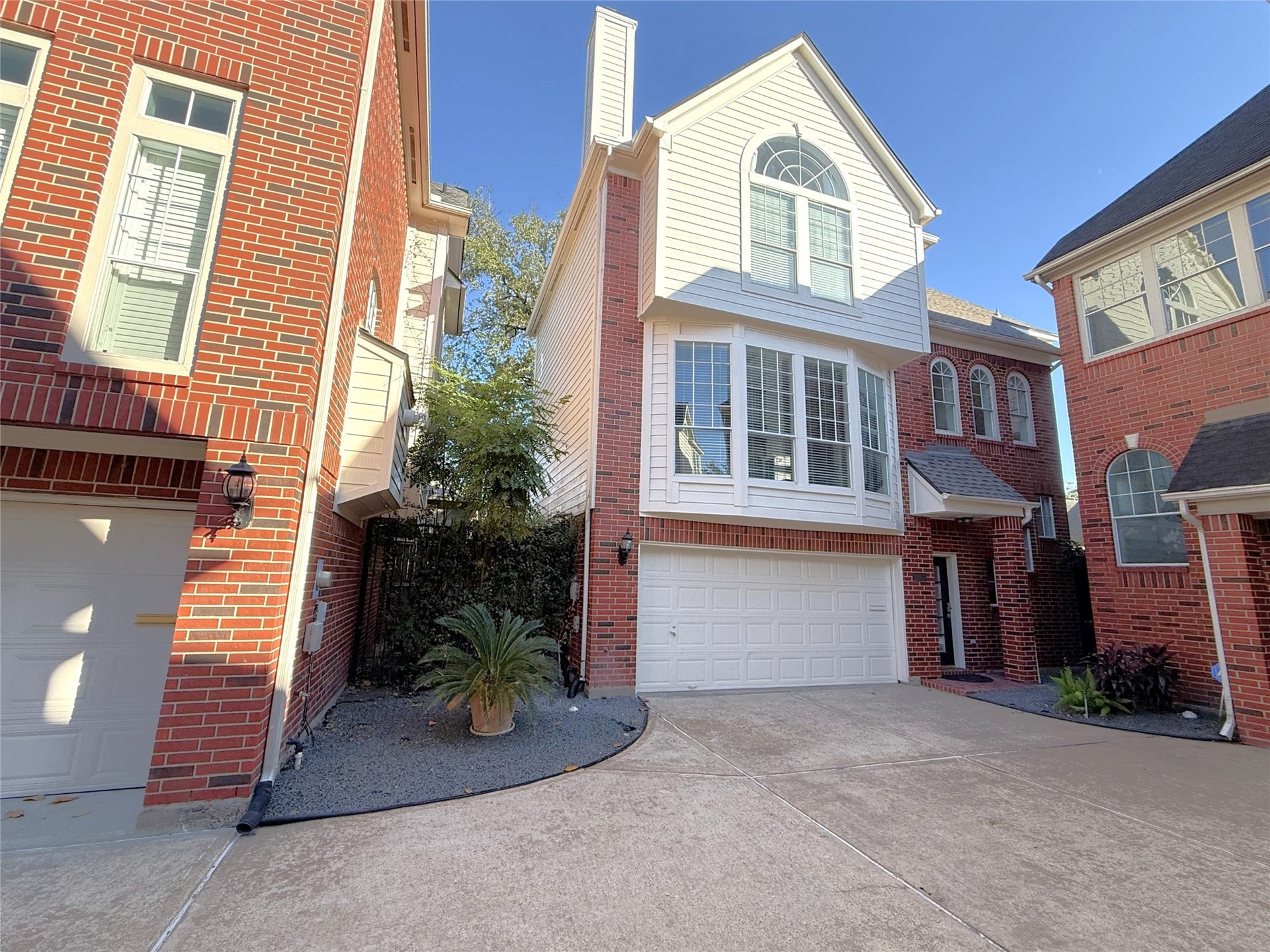 1963 Peden Street, Houston, TX 77019 River Oaks! This wonderful, free standing, patio home is located in one of the most sought after neighborhoods inside the 610 loop!