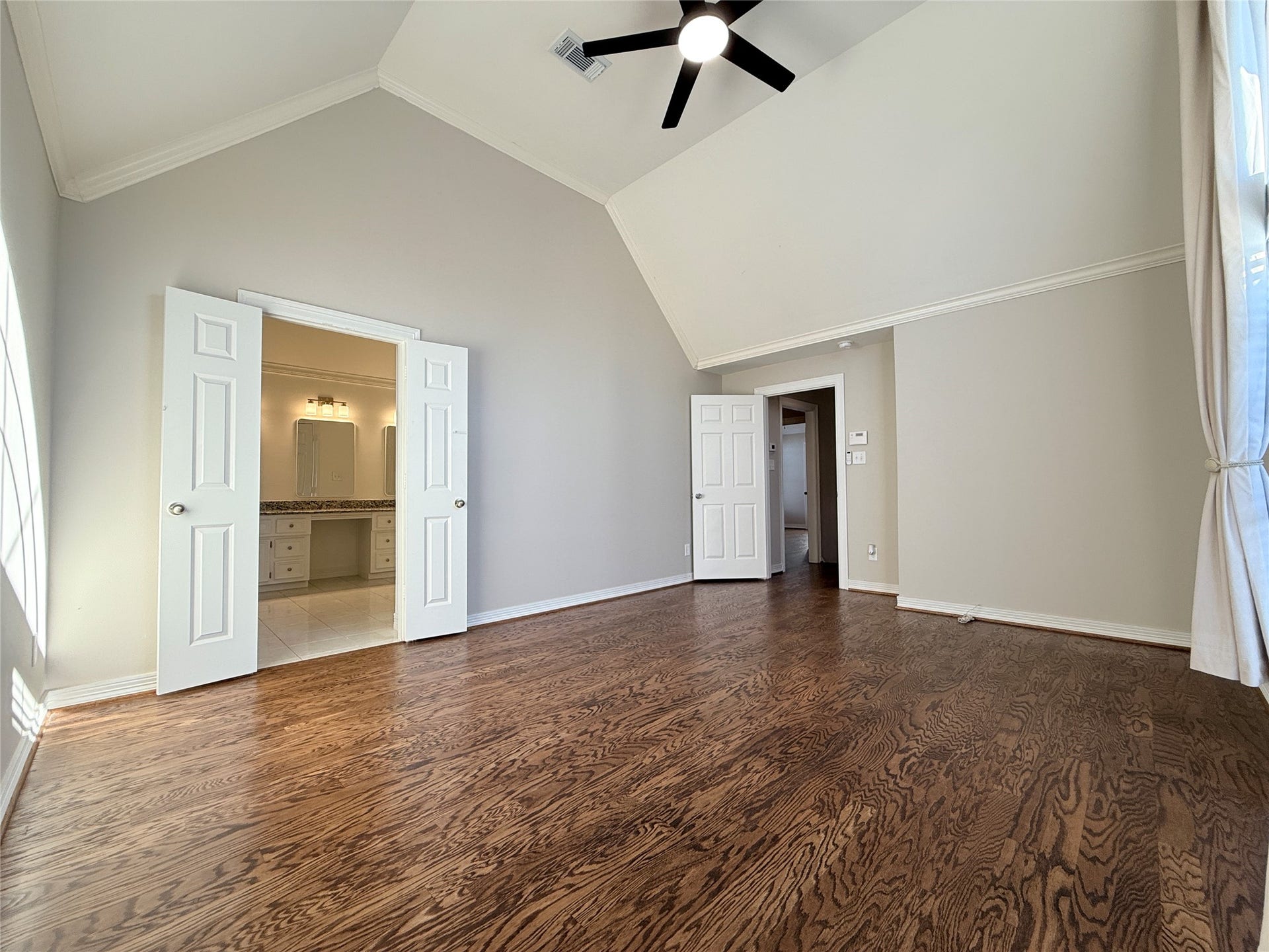 1963 Peden Street, Houston, TX 77019 High celling, remoted controlled ceiling fan/light. Double doors open out from the primary bath.