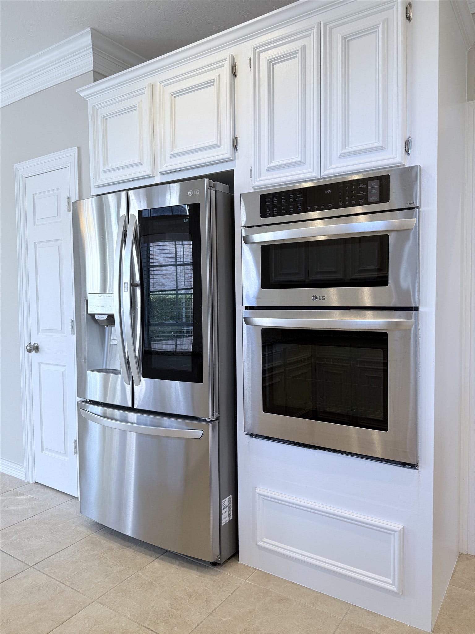 1963 Peden Street, Houston, TX 77019 Smart refrigerator with in-door ice/water service, microwave & oven with convection baking option.