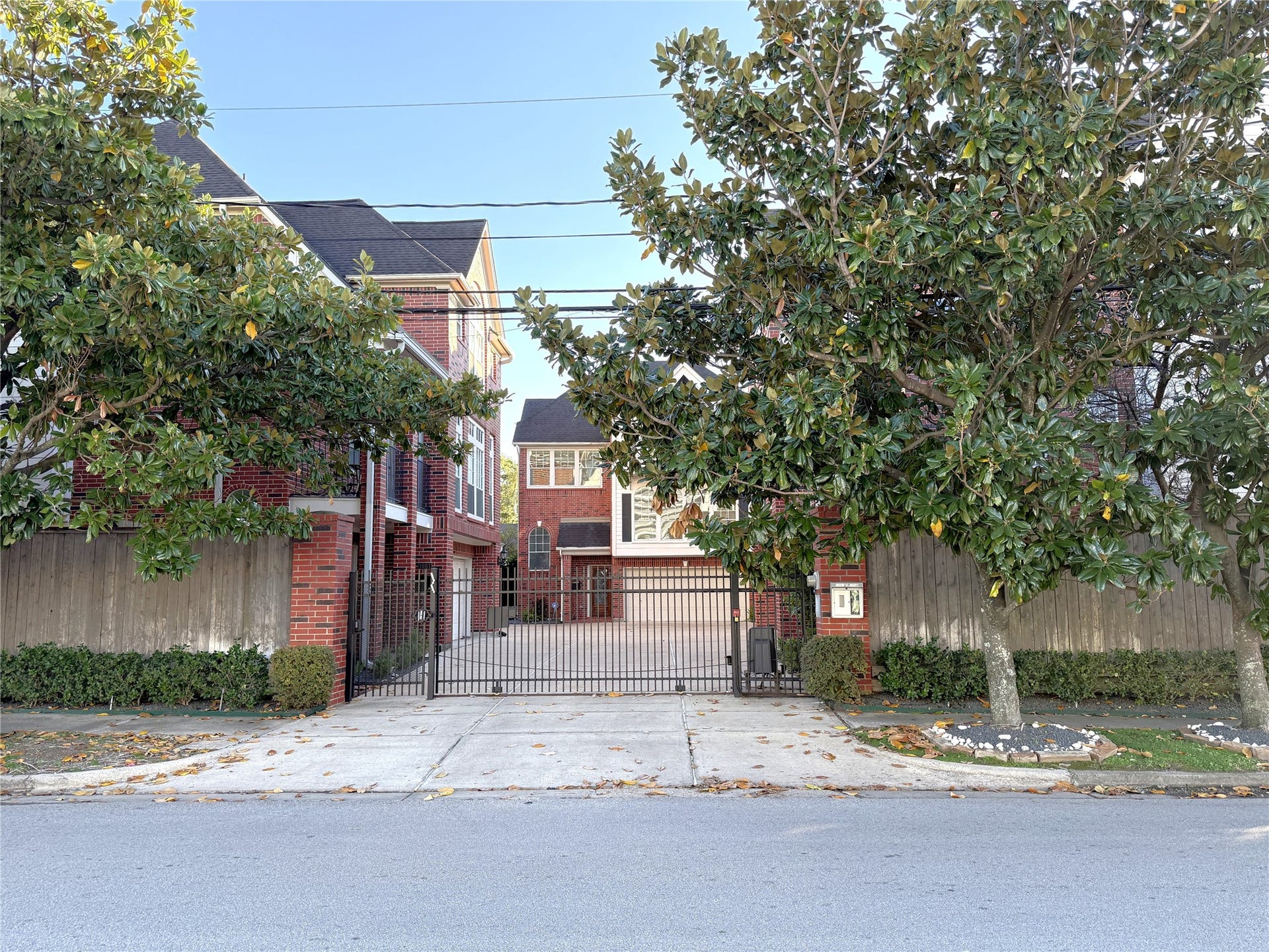 1963 Peden Street, Houston, TX 77019 This outstanding home is in a small, gated community. Across the street is the River Oaks dining/shopping strip center. Following are pictures of just a few of the dining & shopping options.