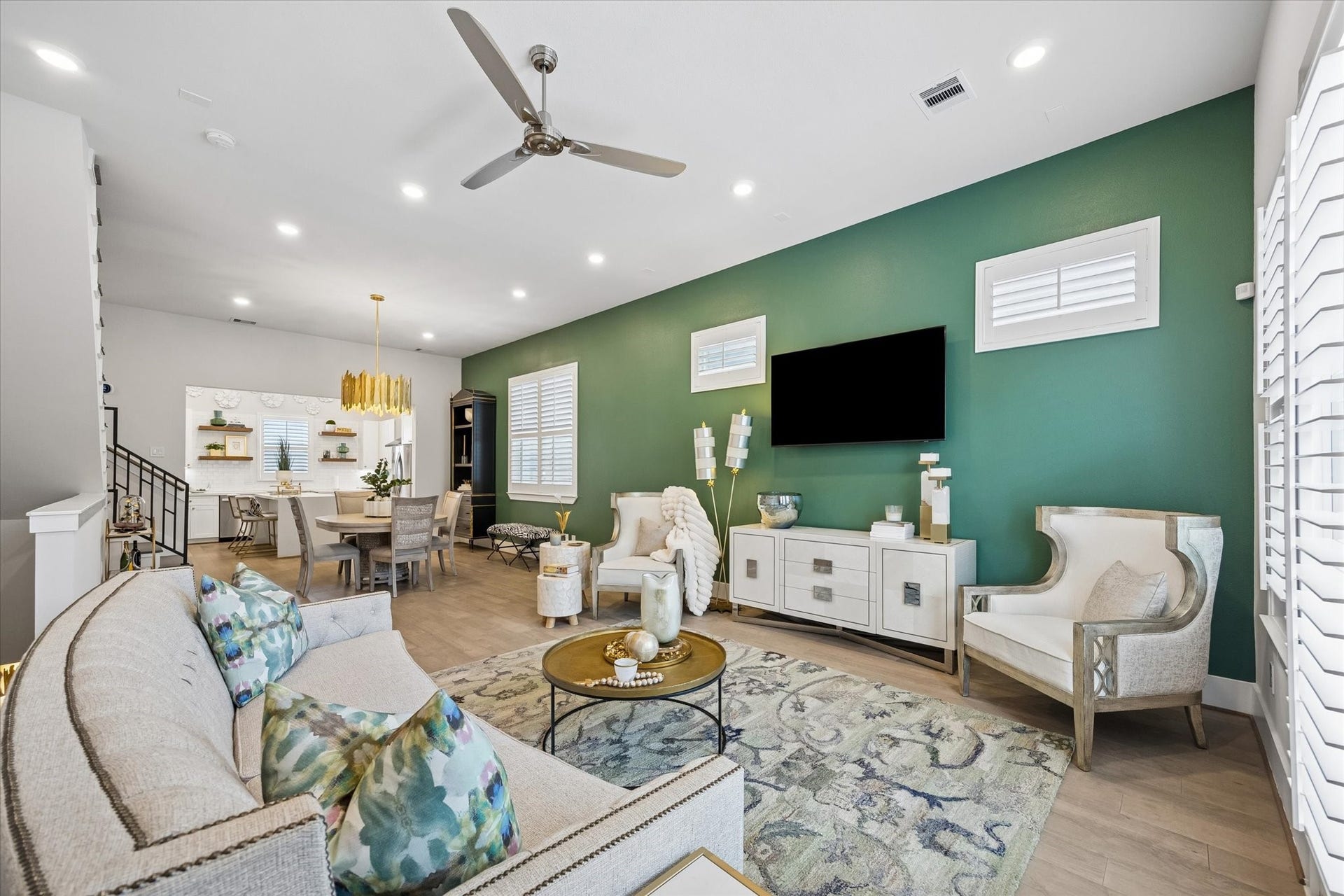 1226 W 21st Street, Houston, TX 77008 From quiet evenings in, to lively gatherings with friends, this open living area is ready for it all with 10' ceilings, warm engineered wood flooring, designer paint, and balcony access for a little fresh air.