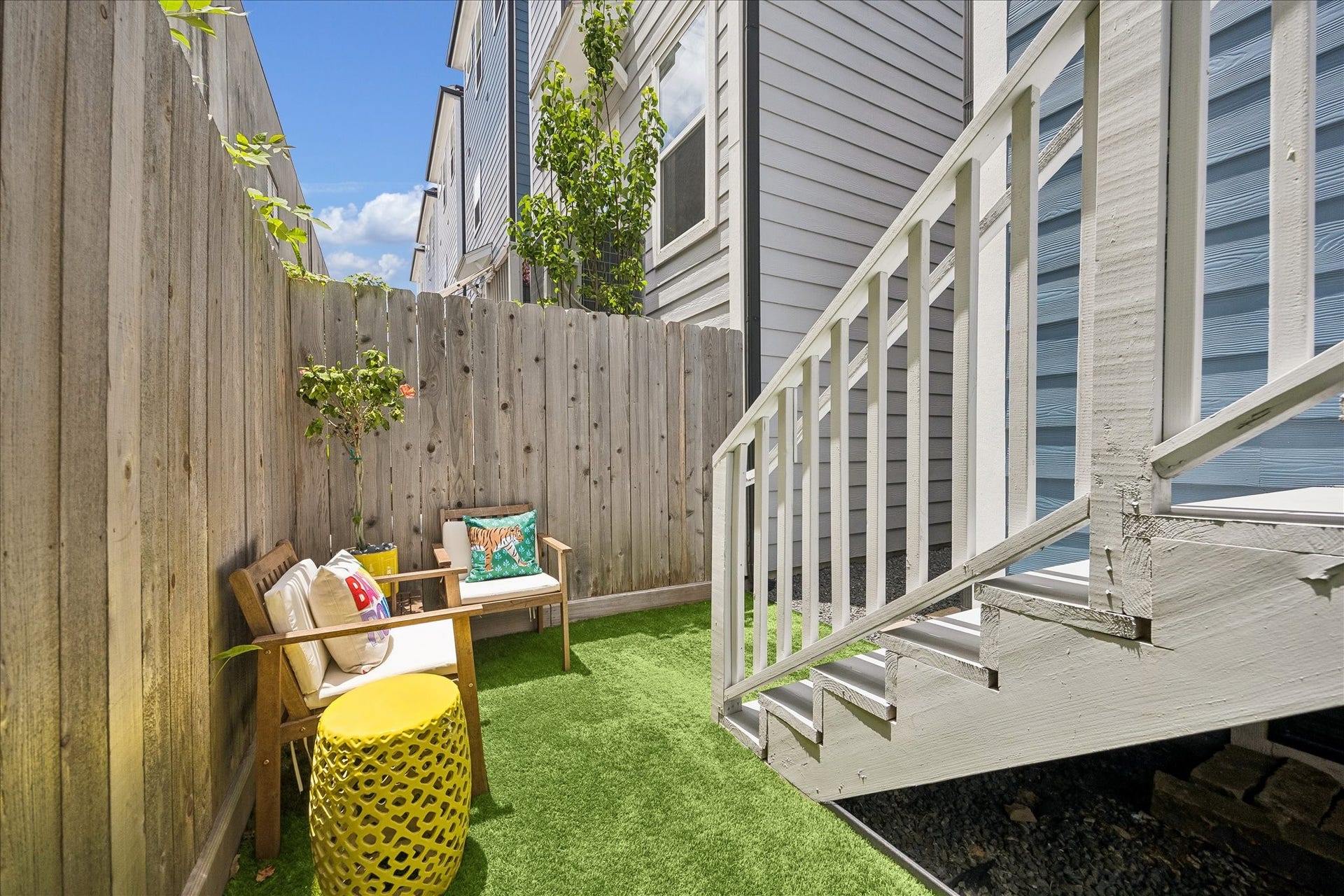 1226 W 21st Street, Houston, TX 77008 This low-maintenance outdoor space is perfect for a morning coffee, a little fresh air, or a quiet place to unwind without the upkeep of a traditional yard.