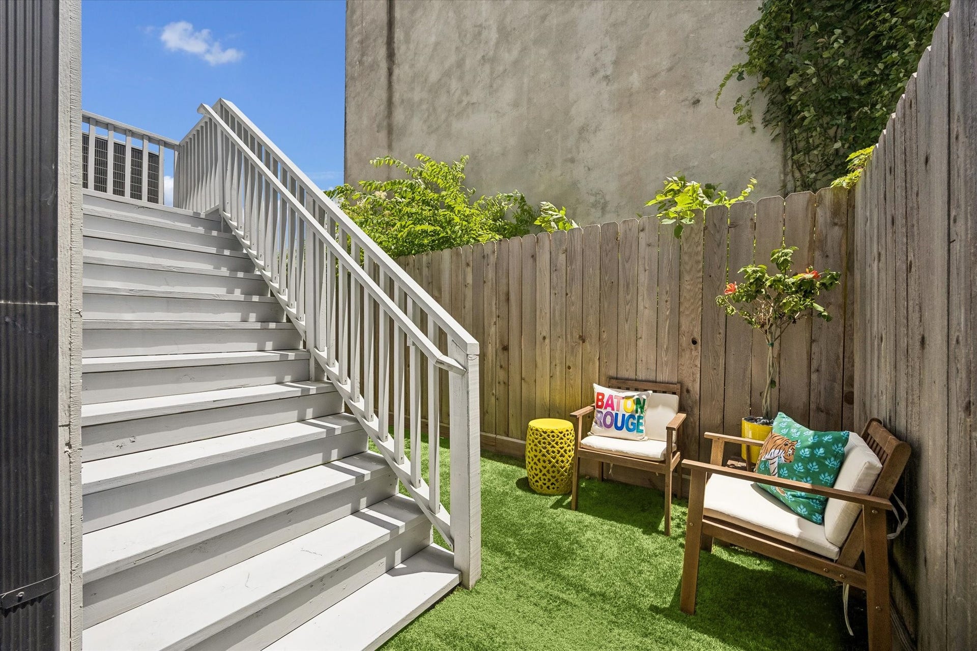 1226 W 21st Street, Houston, TX 77008 Enjoy care-free outdoor living with this small fenced yard with artificial turf, perfect for a cozy seating area, with easy access to the back deck and first-floor guest suite.