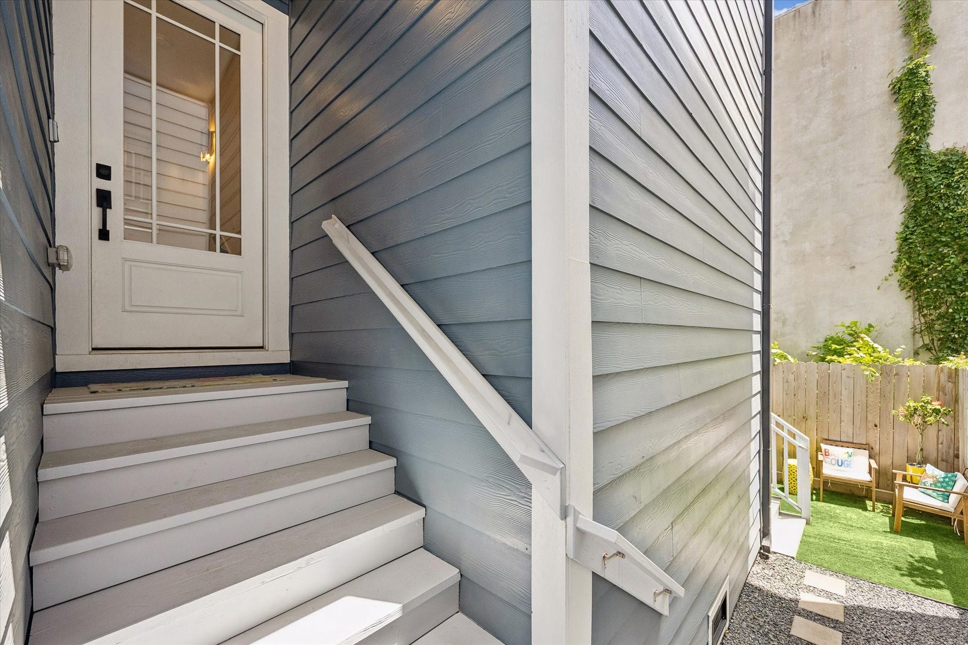 1226 W 21st Street, Houston, TX 77008 The entry feels tucked away and private with covered stairs, a charming cottage-style door, and easy access to the small fenced yard for a little extra outdoor enjoyment.