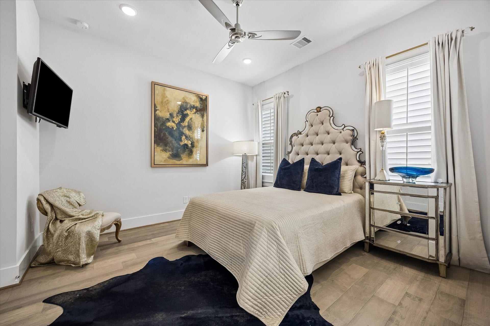 1226 W 21st Street, Houston, TX 77008 This third-floor guest suite offers a comfortable retreat with engineered wood flooring, wood shuttered windows, recessed lighting, a large closet, ensuite bathroom, and plenty of room to settle in and feel right at home.