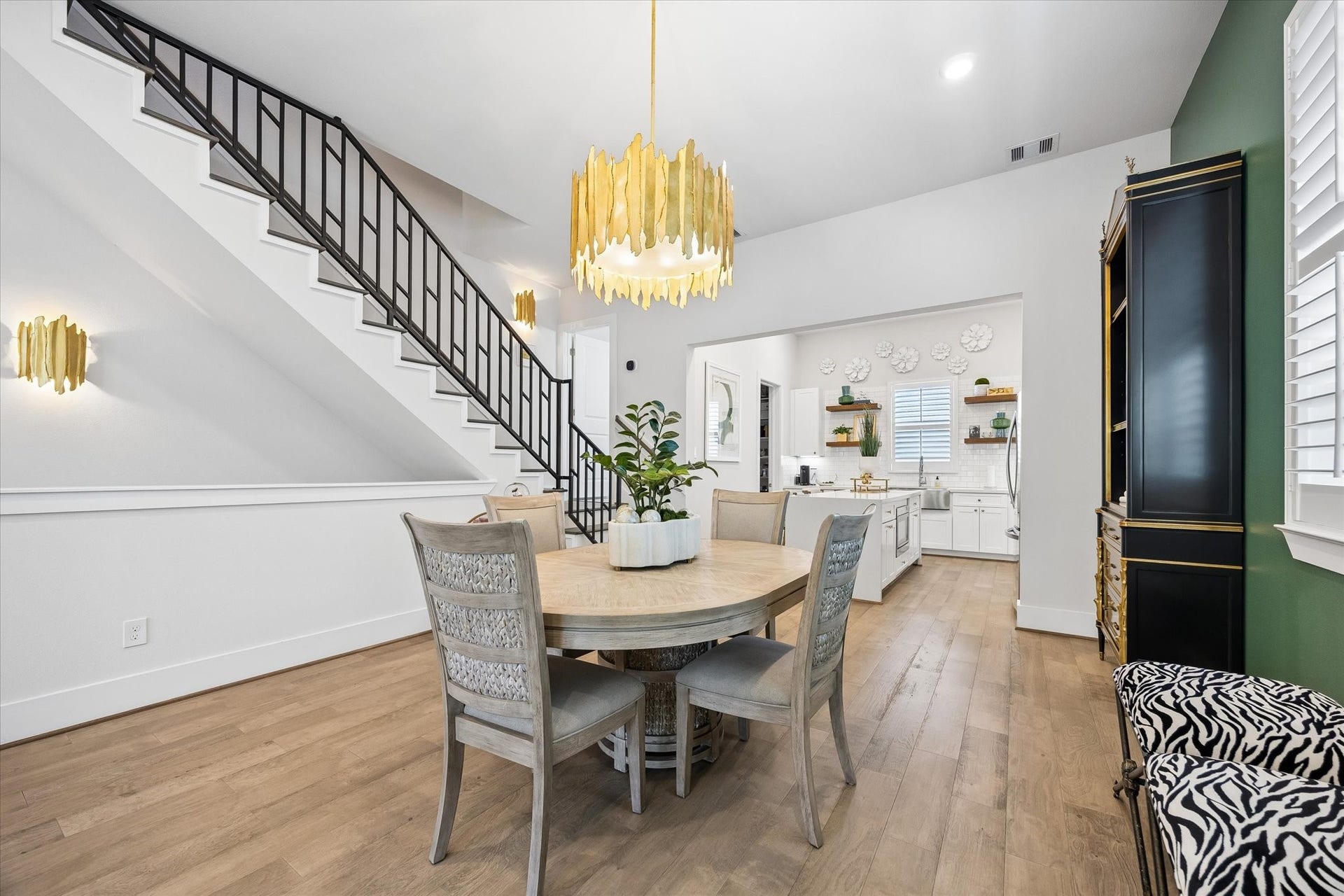 1226 W 21st Street, Houston, TX 77008 Gather them around your table to honor old traditions and create the new. This elegant dining area feels polished and inviting, with 10' ceilings, a statement chandelier, and a seamless flow into the kitchen and living area.